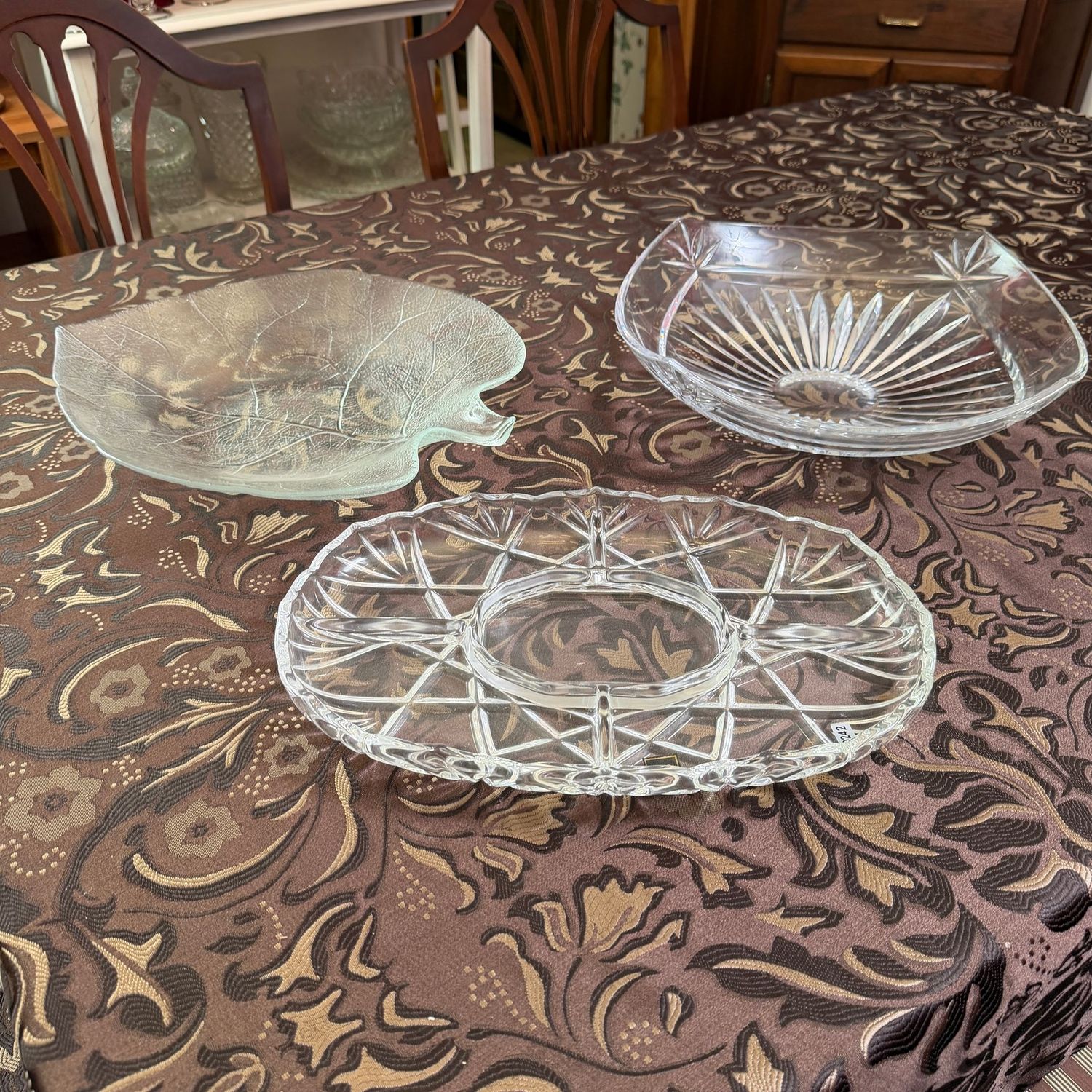 Group of three platters, Mikasa divided, the largest is the leaf 14 Group of three platters, Mikasa divided, the largest is the leaf 14", S0242