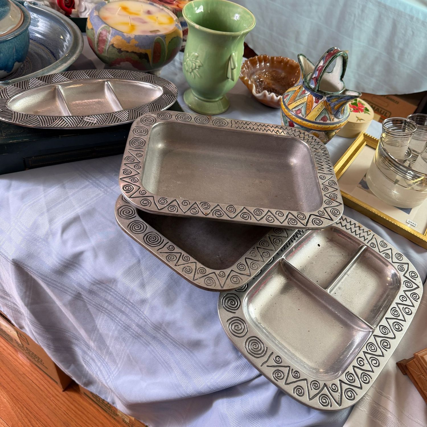 Grouping of Wilton Reggae pattern serving dish and casseroles, some wear, more to one, the largest is 14 Grouping of Wilton Reggae pattern serving dish and casseroles, some wear, more to one, the largest is 14"L, S0442
