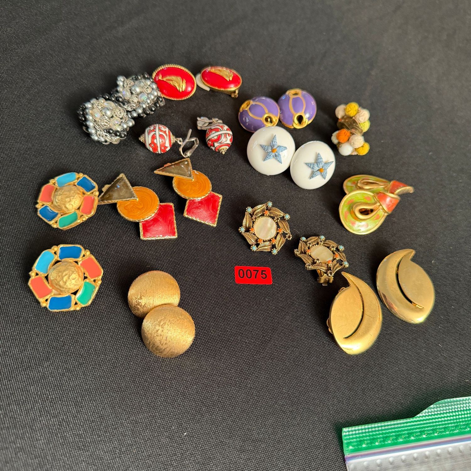 Jewelry Lot R0075, clip earrings, variety of styles Jewelry Lot R0075, clip earrings, variety of styles
