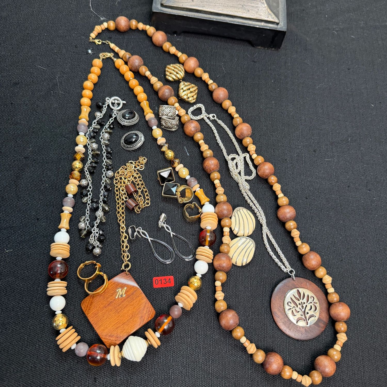 Jewelry Lot R0134, mostly wooden necklaces, clip-on earrings Jewelry Lot R0134, mostly wooden necklaces, clip-on earrings