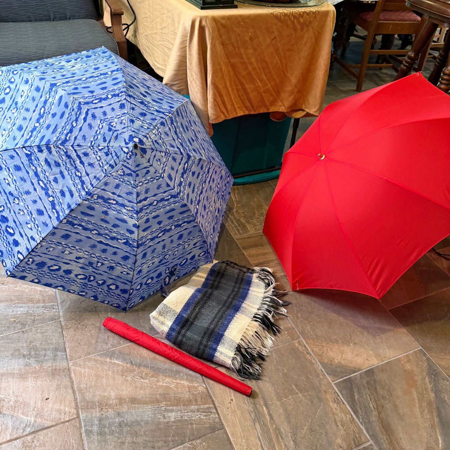 Pair of small umbrellas and fringed throw blanket, S0752 Pair of small umbrellas and fringed throw blanket, S0752