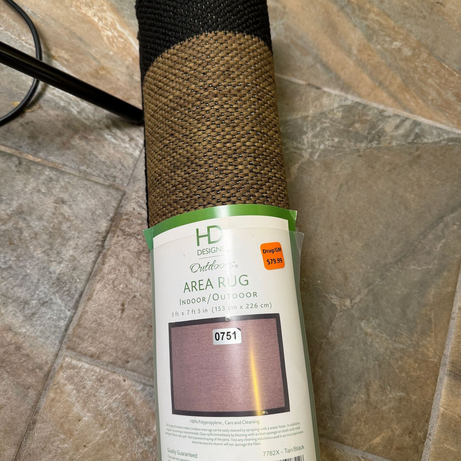 HD Designs indoor/outdoor area rug 5' x 7'5 HD Designs indoor/outdoor area rug 5' x 7'5", poypropylene, tan and black