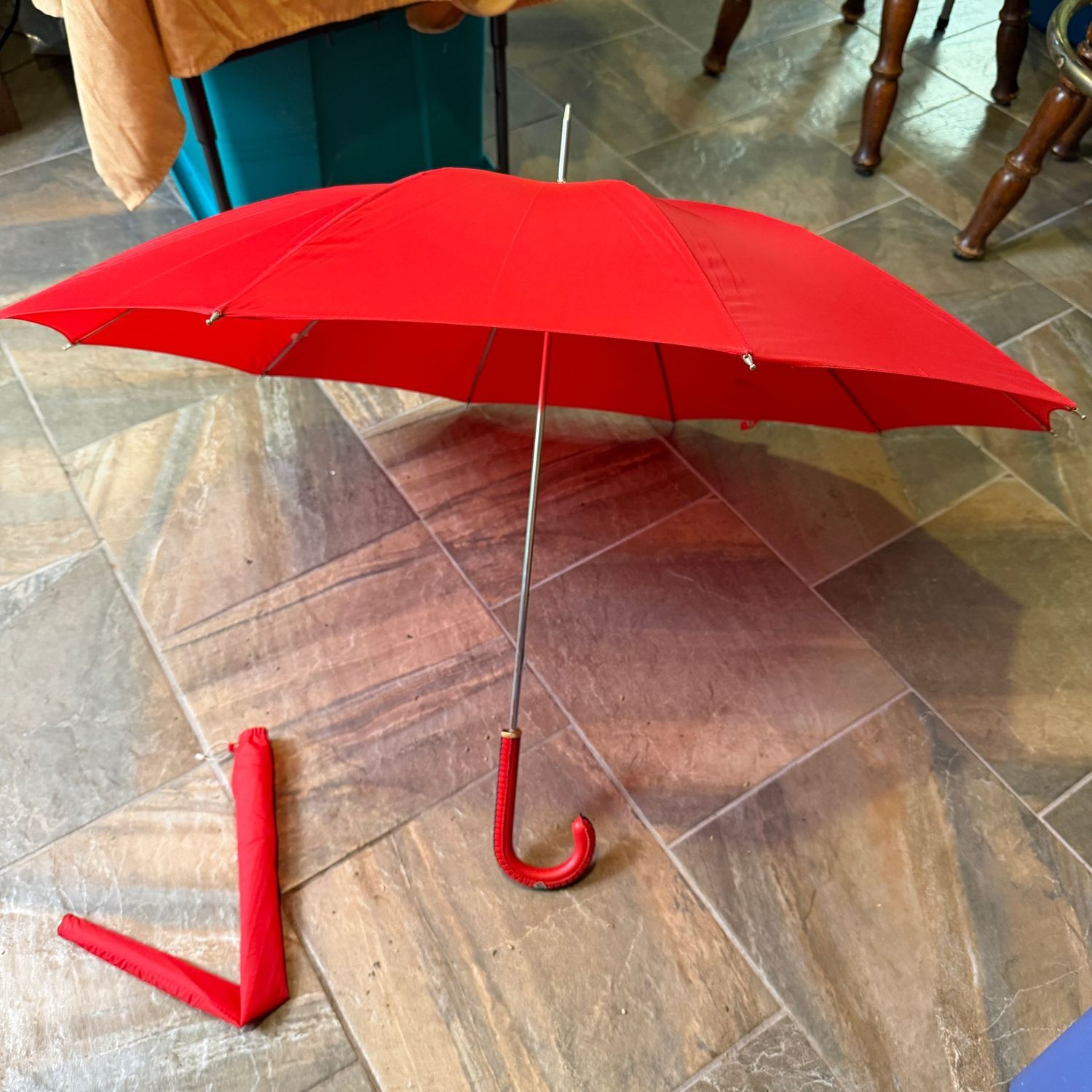 Red umbrella, 34", vinyl handle, S0756