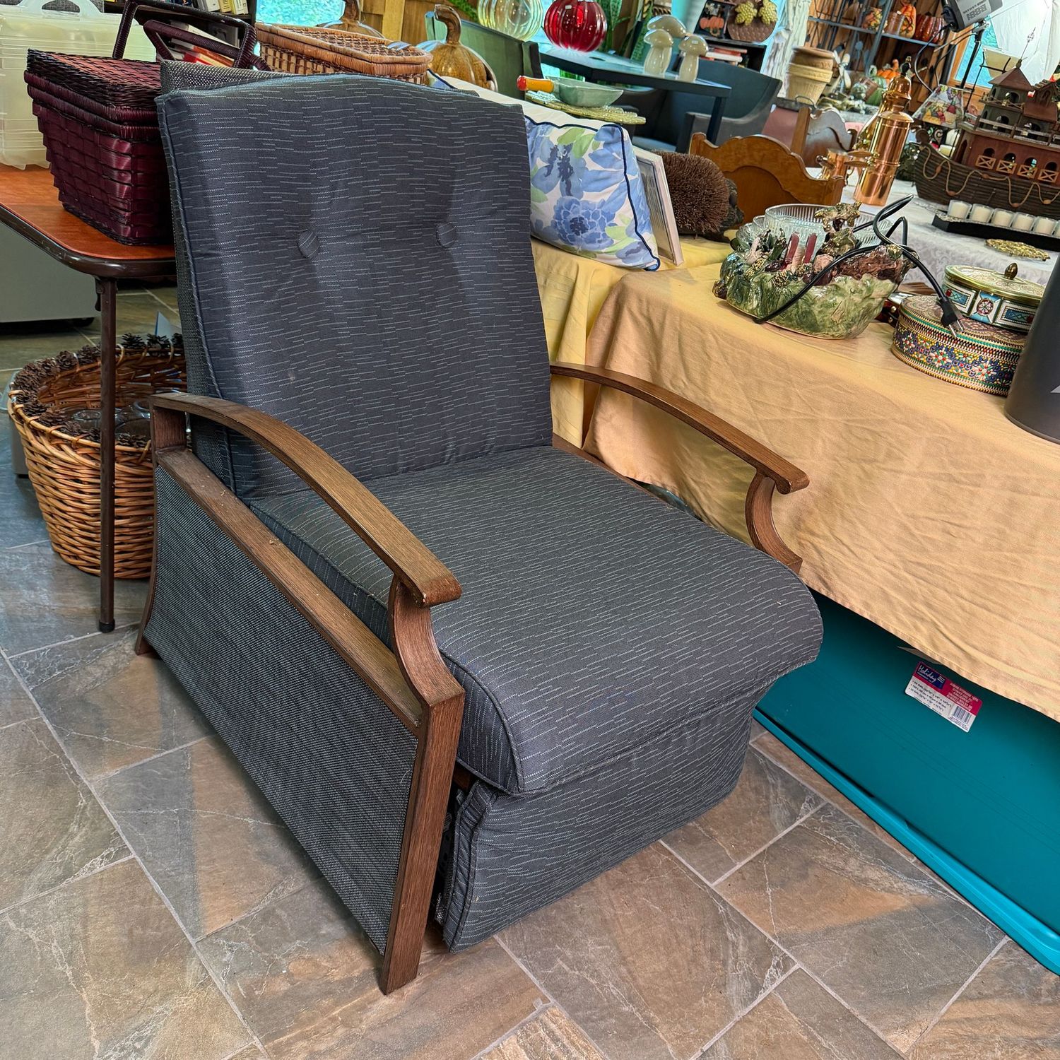 Very comfortable patio recliner, minor wear, 36 Very comfortable patio recliner, minor wear, 36"H x 29"W