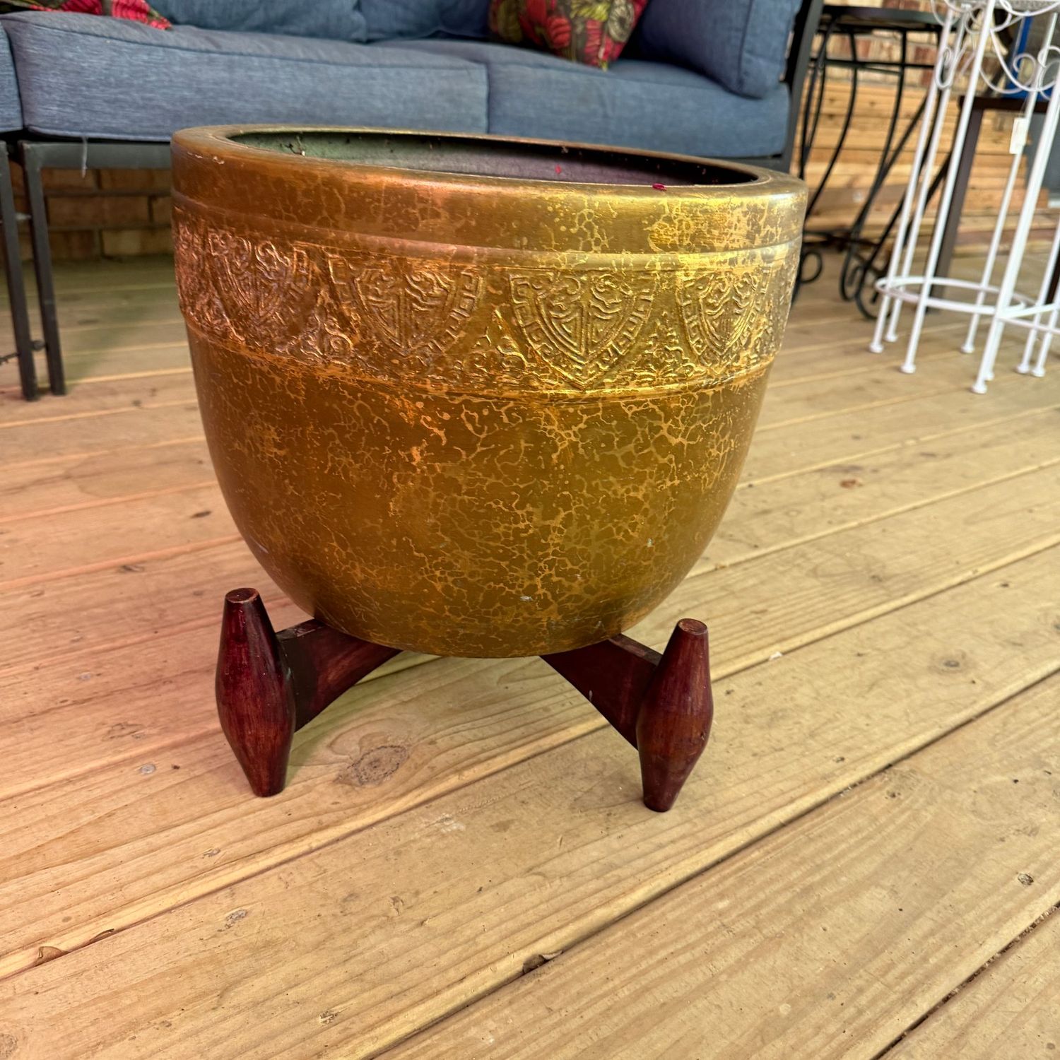 Metal planter with brass finish, some wear, with stand is 14 Metal planter with brass finish, some wear, with stand is 14"H x 11"W, S0908