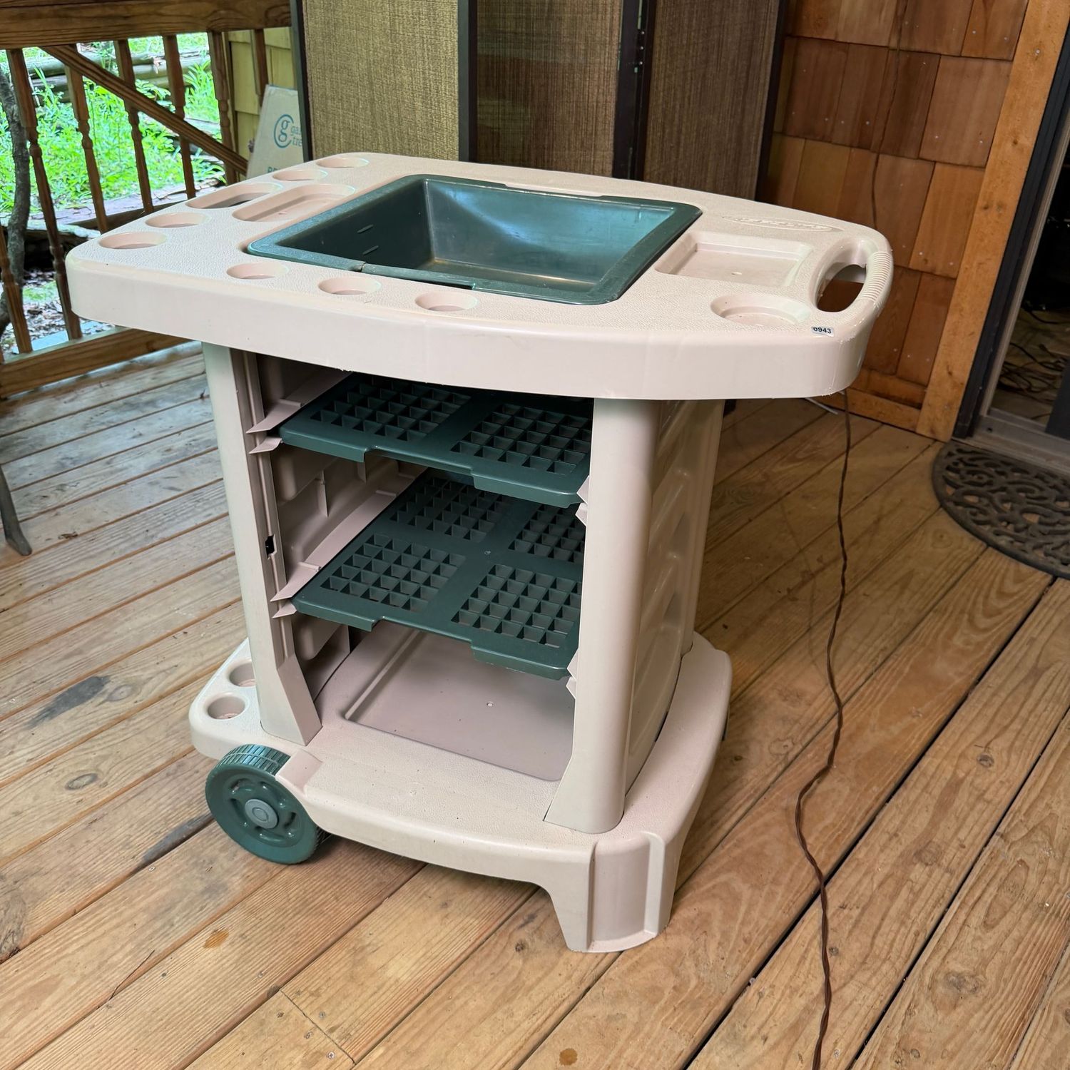 Plastic Suncast garden/ planting cart, some wear (see photos) 32 Plastic Suncast garden/ planting cart, some wear (see photos) 32"H x 22"W x 31"L, S0943