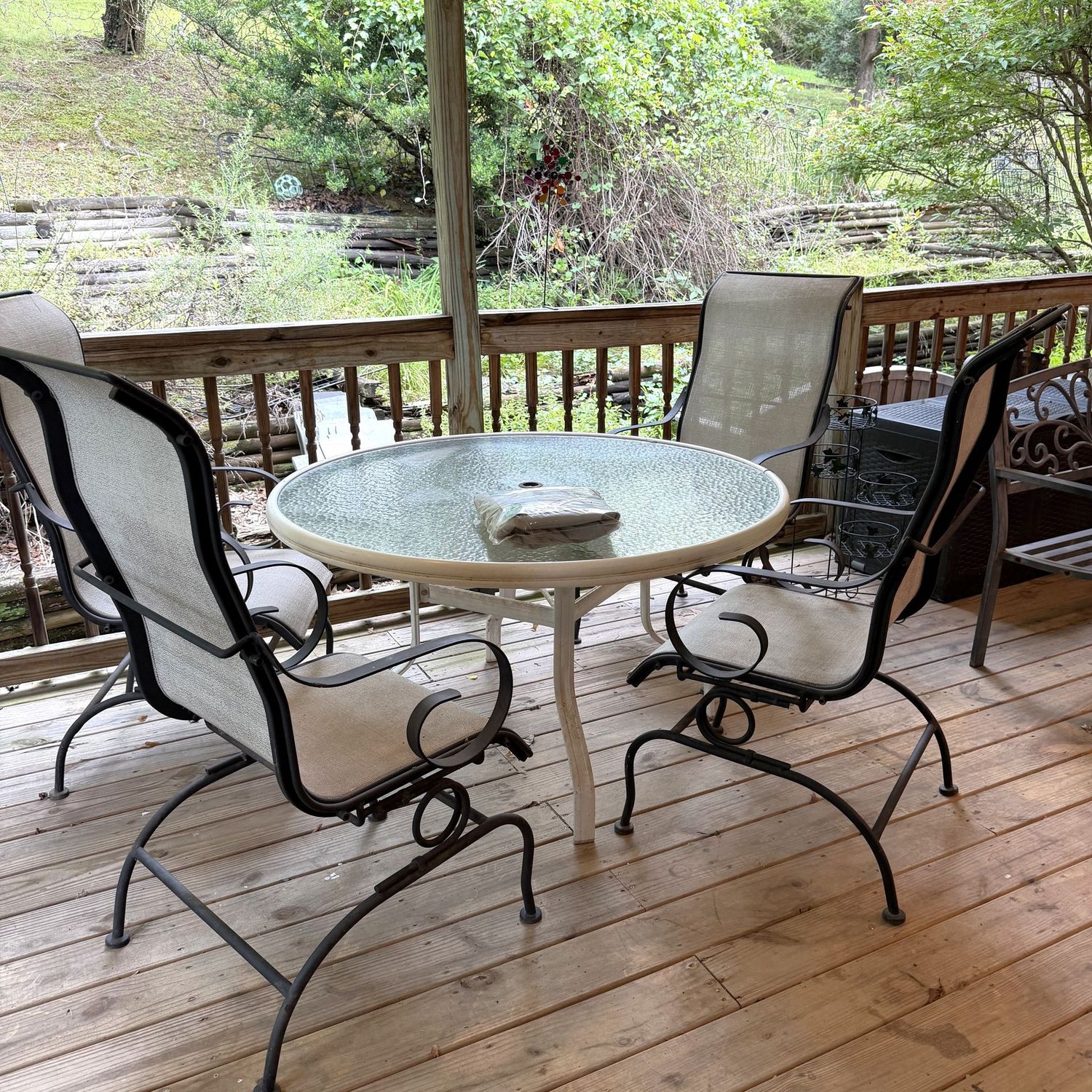 Round white patio table 46 Round white patio table 46"W, and black chairs 22"W x 42"H with mesh seats. Chairs rock, comes with table cover, some wear, S0930