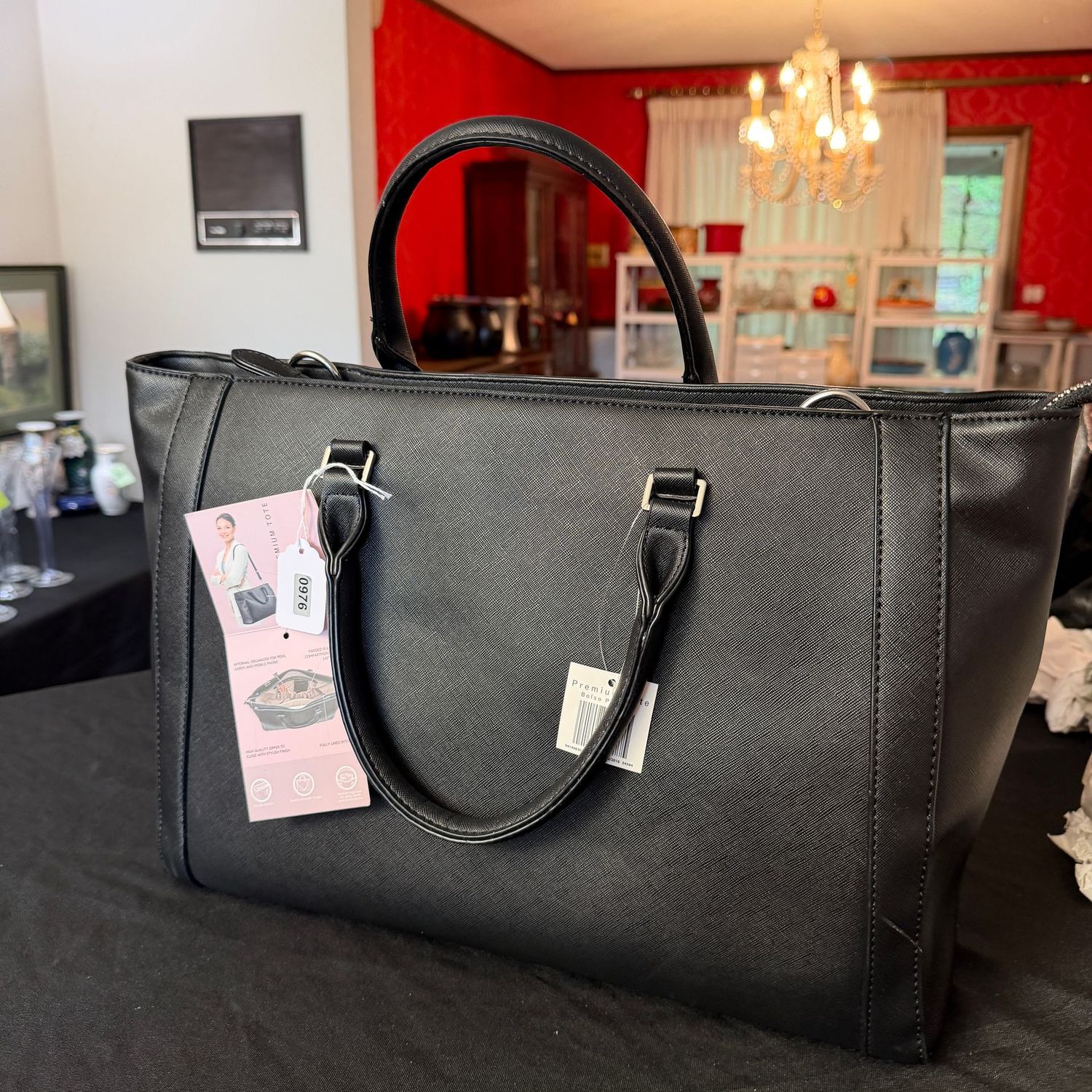 Black tote purse, new condition, 11 Black tote purse, new condition, 11" x 17", S0976