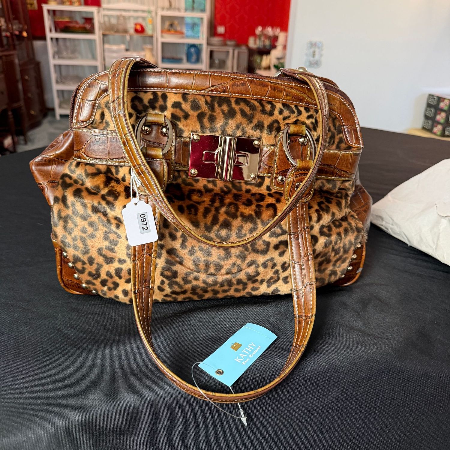 Kathy Von Zeeland Fantasy Fur Leopard print purse, nice condition, minor defect on handle, 14" x 9", S0972