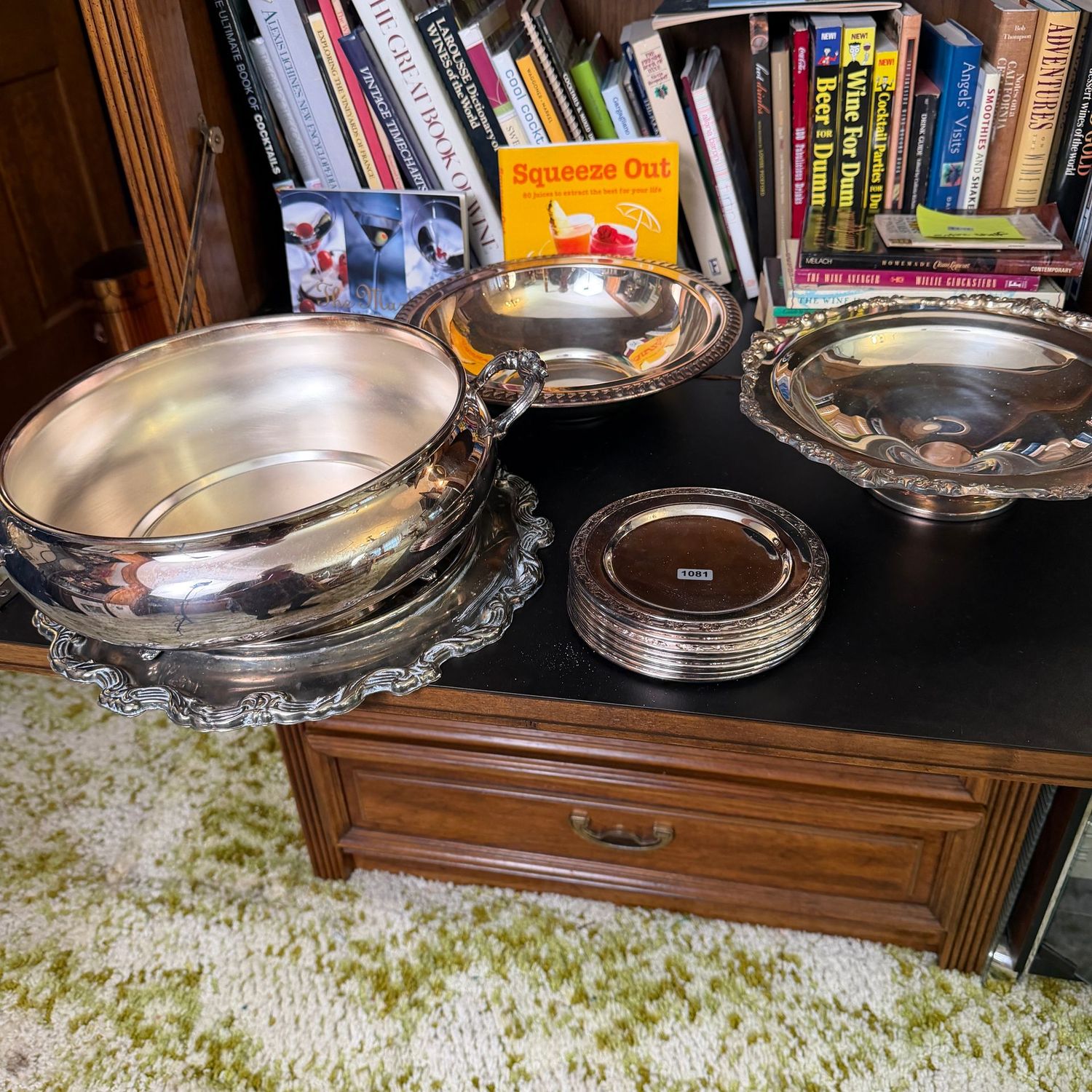 Group of silver-plated serving pieces, S1081 Group of silver-plated serving pieces, S1081