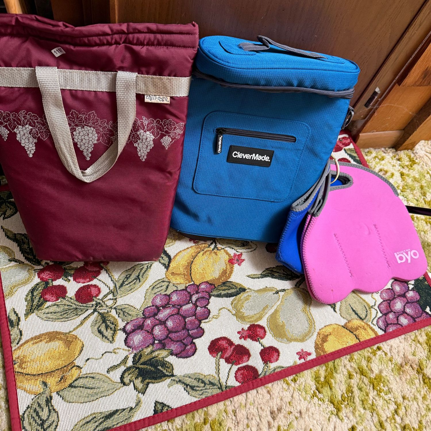 Group of insulated wine bottle bags, padded single bottle bags, S1197 Group of insulated wine bottle bags, padded single bottle bags, S1197