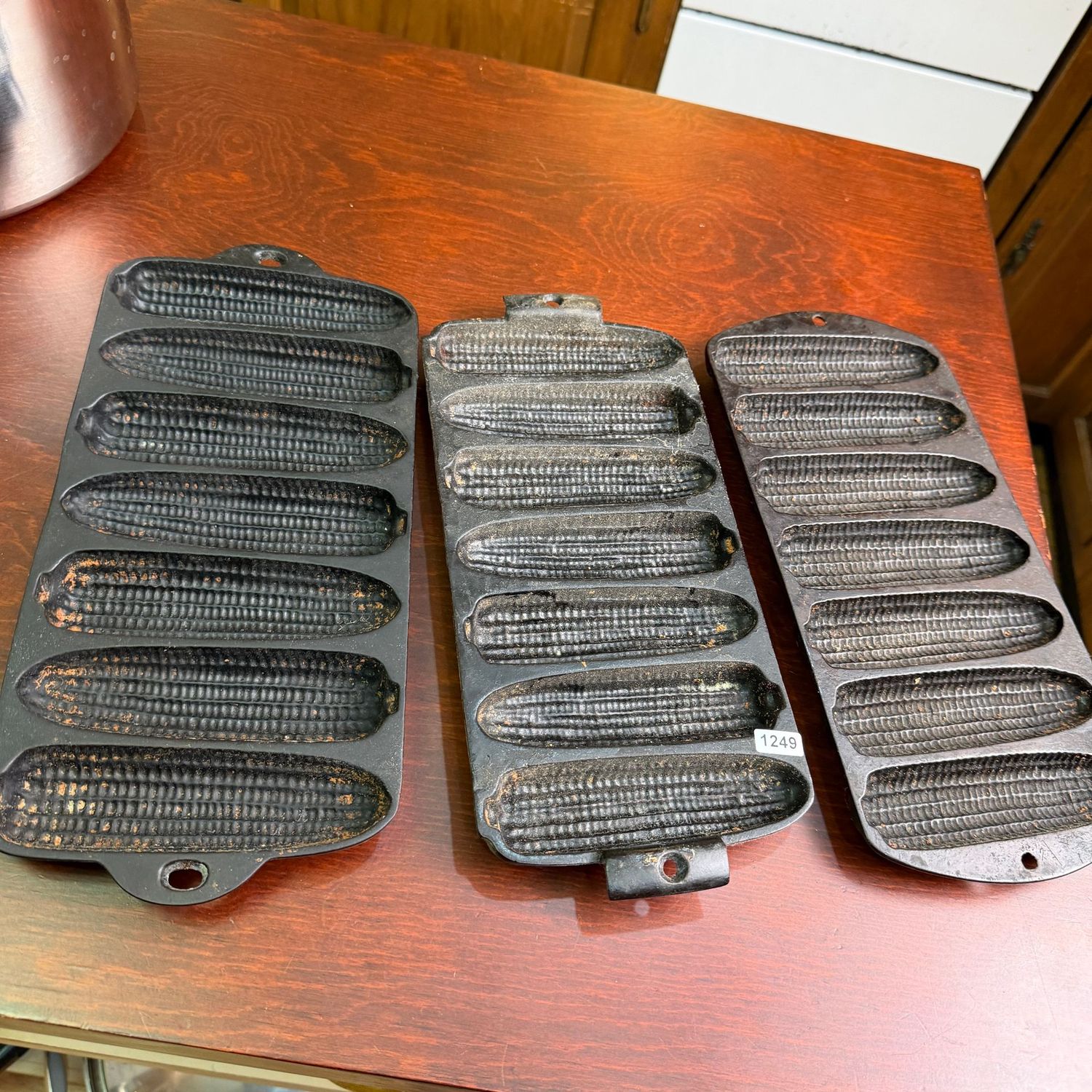 Three cast iron corncob-shaped cornbread baking pans, S1249 Three cast iron corncob-shaped cornbread baking pans, S1249