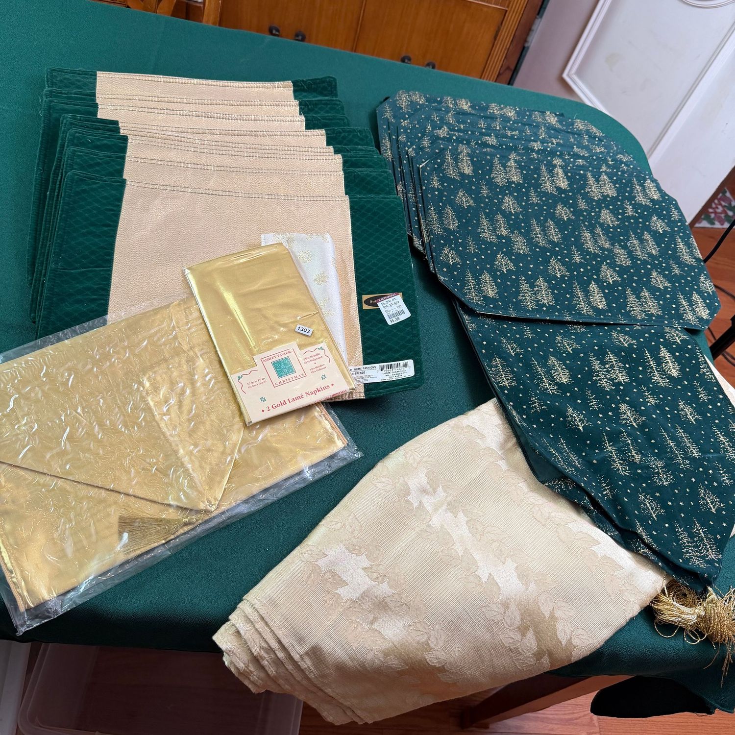 Lame runner, napkin, ivory tablecloth, green and gold placemats, S1303 Lame runner, napkin, ivory tablecloth, green and gold placemats, S1303