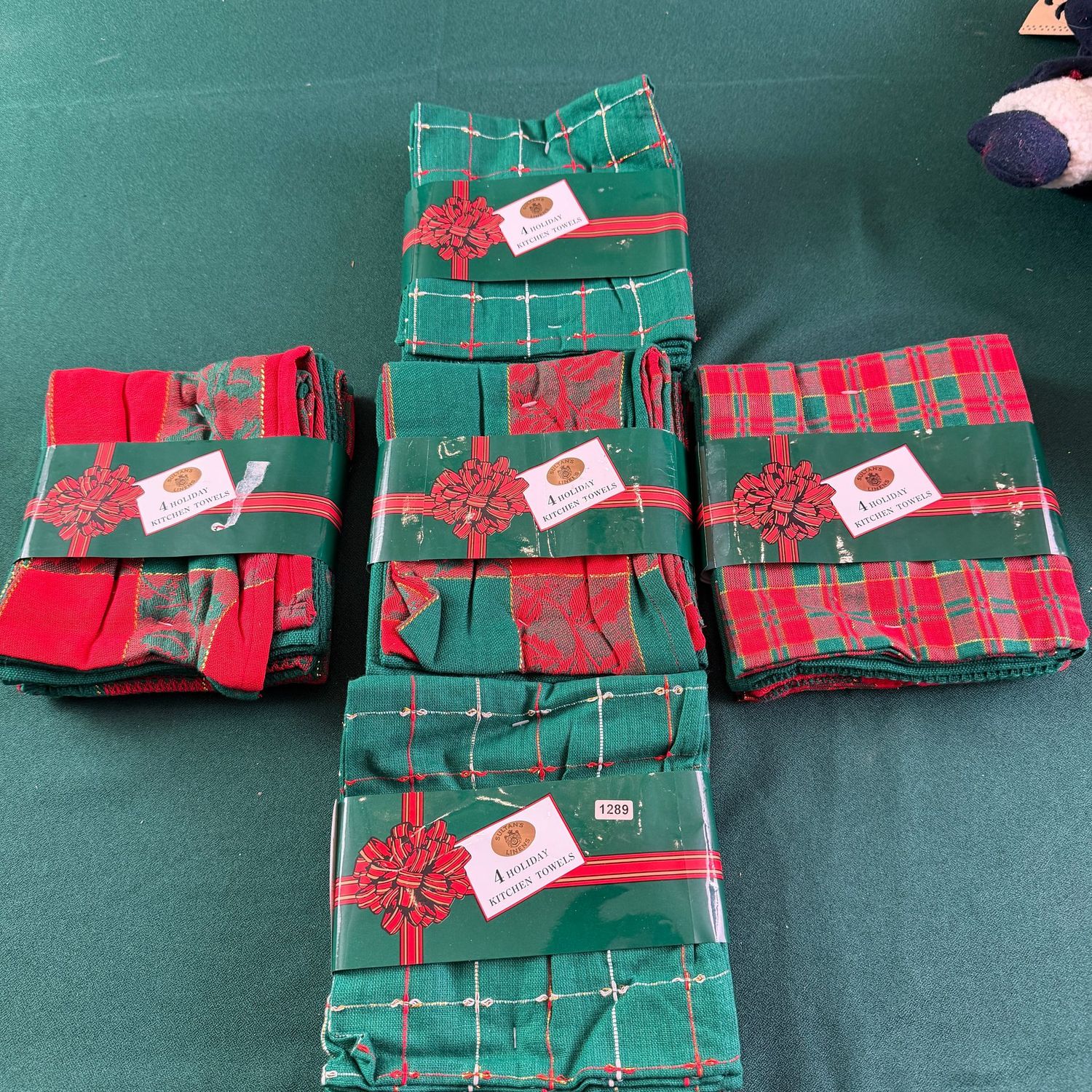 Five packages of 4 red and green kitchen towels, S1289 Five packages of 4 red and green kitchen towels, S1289