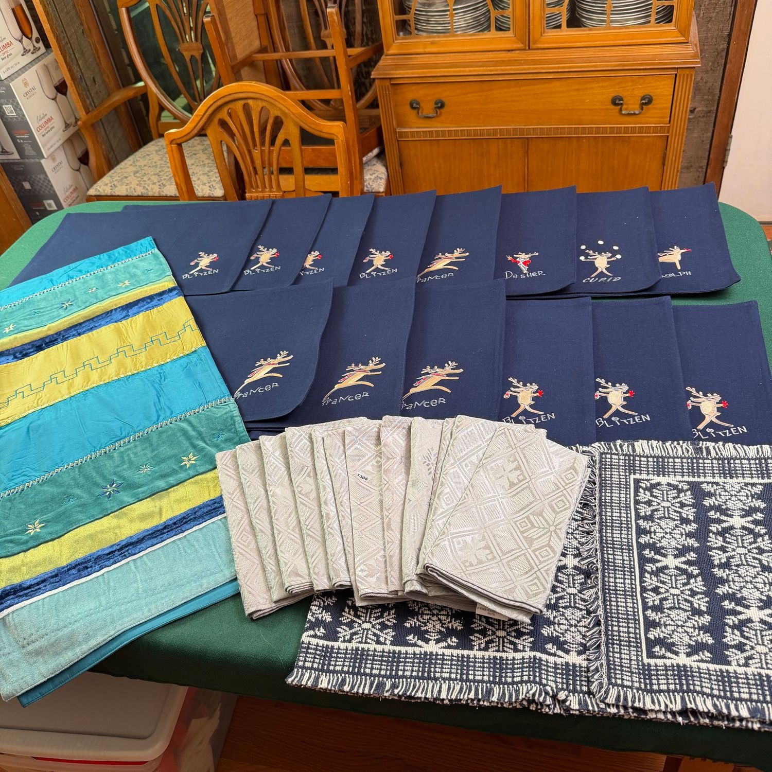 Table runners, silver napkins, reindeer placemats, S1306 Table runners, silver napkins, reindeer placemats, S1306