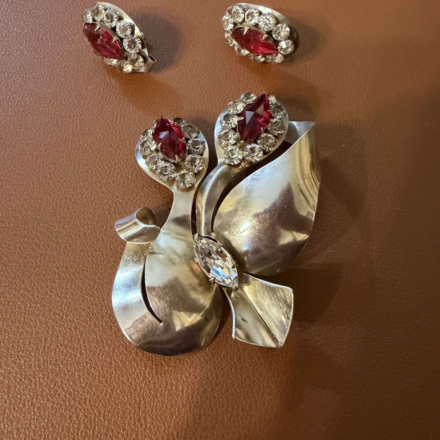 Retro-era sterling silver floral ribbon/bow 3 Retro-era sterling silver floral ribbon/bow 3", brooch accented with pink marquise and clear round rhinestone crystals, matching screw-back earrings, R0119