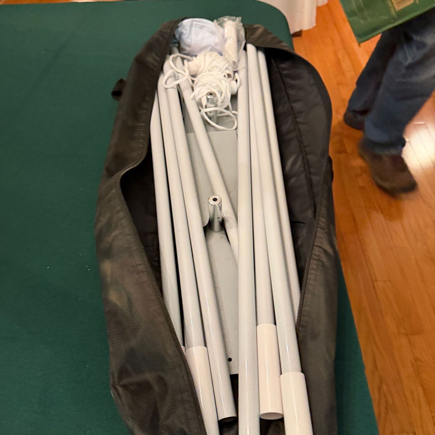 Portable projector screen in carry bag, screen is 4'4 Portable projector screen in carry bag, screen is 4'4" x 7'2"