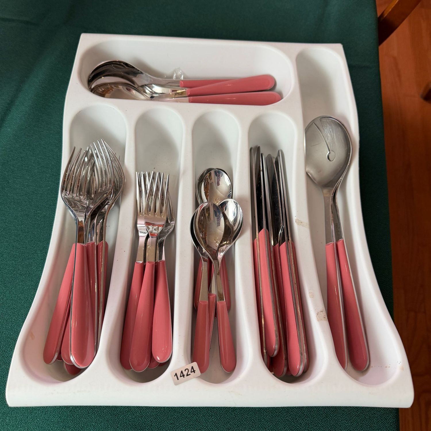Set of Mikasa flatware with pink plastic handles, S1424 Set of Mikasa flatware with pink plastic handles, S1424