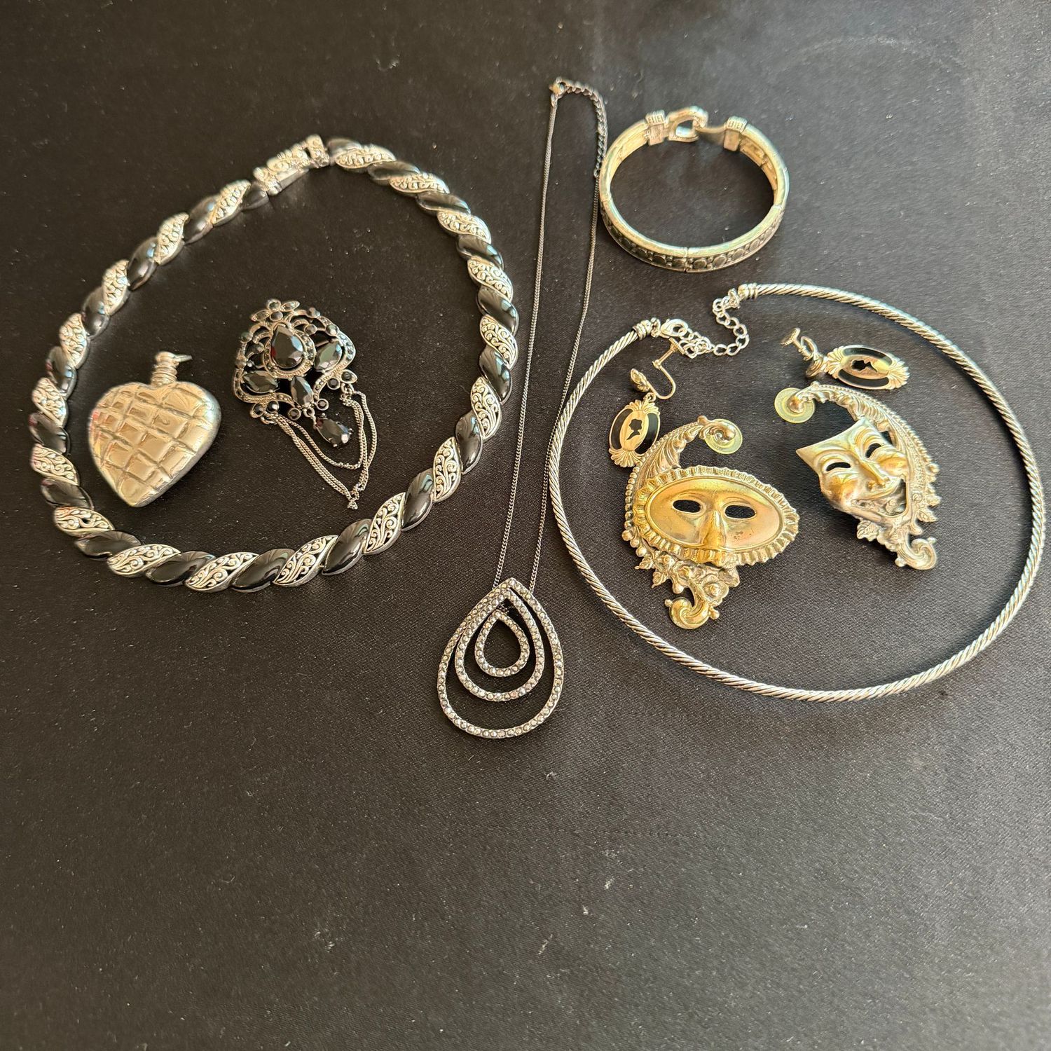 Jewelry Lot R0204 choker necklaces, bracelet, pendant, brooch, screw-back and pierced earrings Jewelry Lot R0204 choker necklaces, bracelet, pendant, brooch, screw-back and pierced earrings