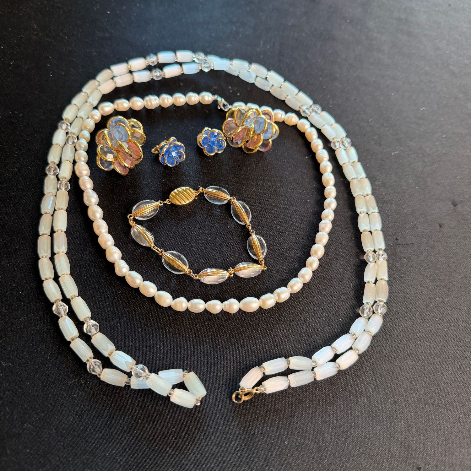 Jewelry Lot R0207, freshwater pearl choker, beaded long necklace, Swarovski bracelet and clip earrings Jewelry Lot R0207, freshwater pearl choker, beaded long necklace, Swarovski bracelet and clip earrings