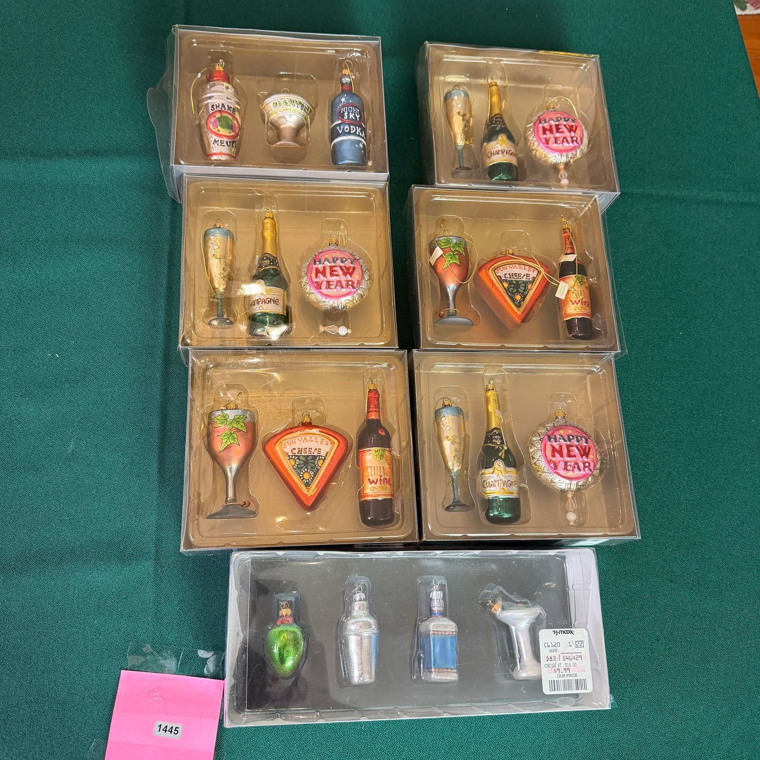 Group of glass bar-themed ornaments, S1445 Group of glass bar-themed ornaments, S1445