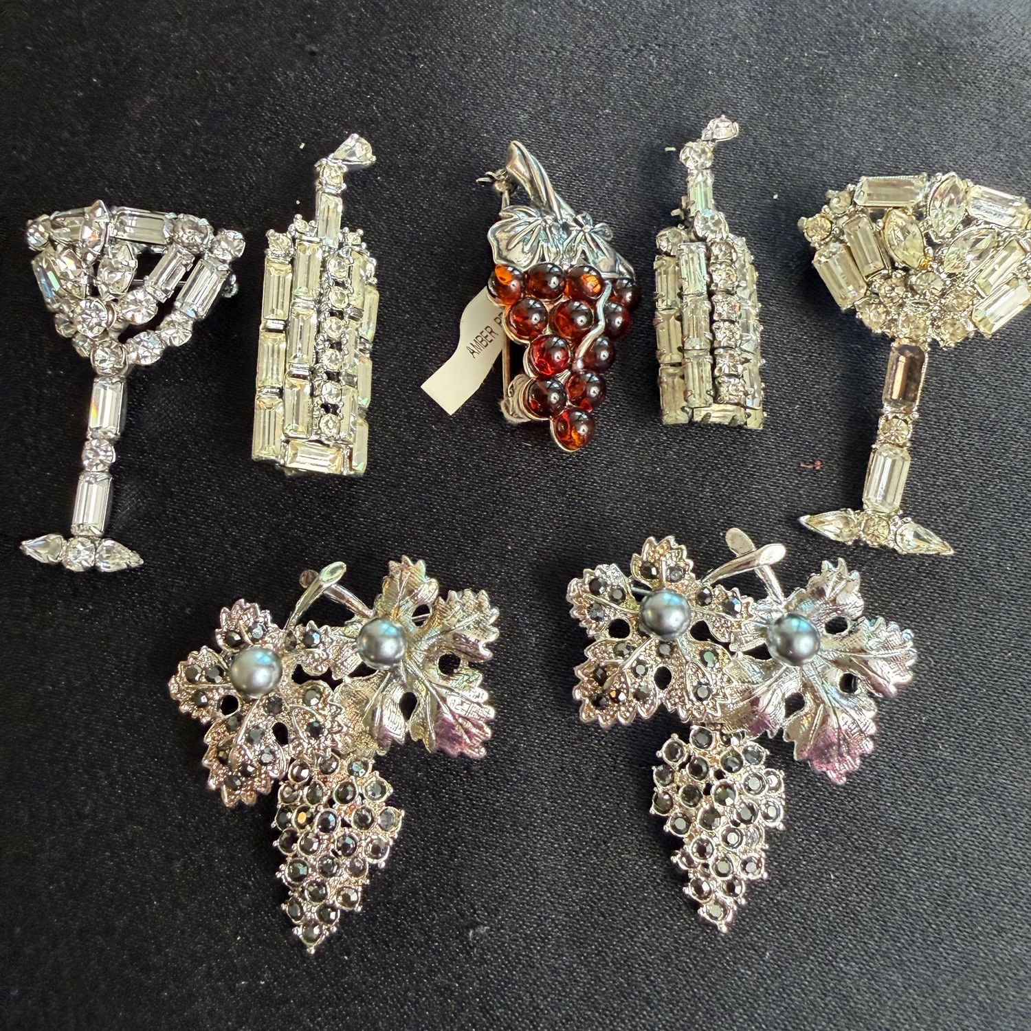 Jewelry Lot R0209 Group of mostly rhinestone grapes and wine-themed brooches (one goblet has a stone missing) Jewelry Lot R0209 Group of mostly rhinestone grapes and wine-themed brooches (one goblet has a stone missing)
