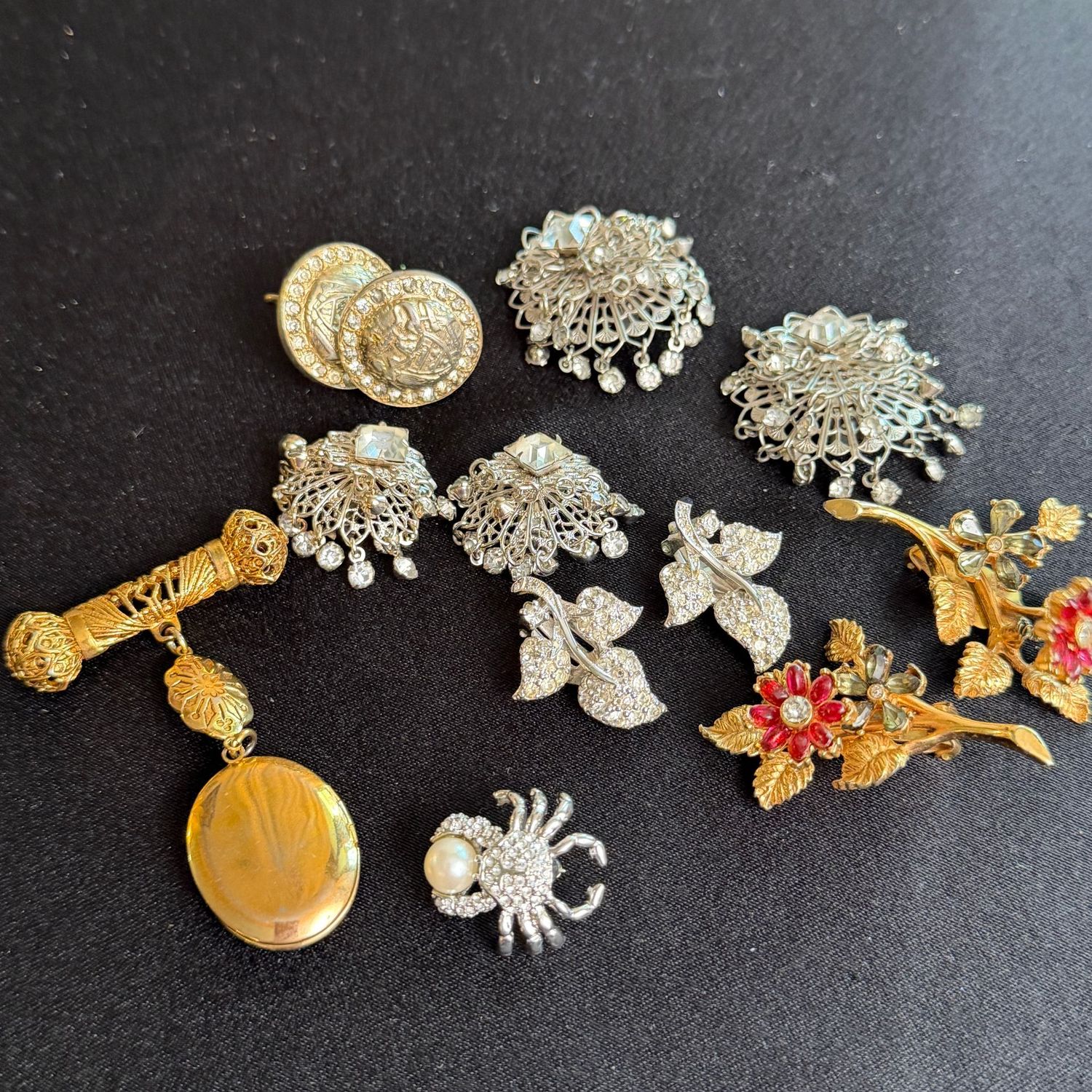 Jewelry Lot R0211 variety of pins, earrings, and brooches Jewelry Lot R0211 variety of pins, earrings, and brooches