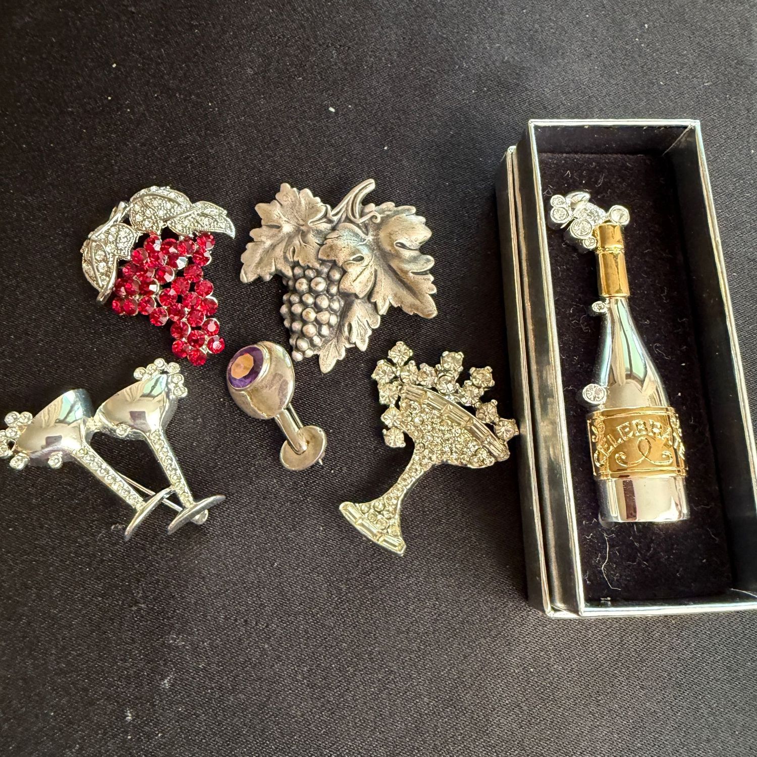 Jewelry Lot R0210, wine bottle, grapes, glasses brooches Jewelry Lot R0210, wine bottle, grapes, glasses brooches