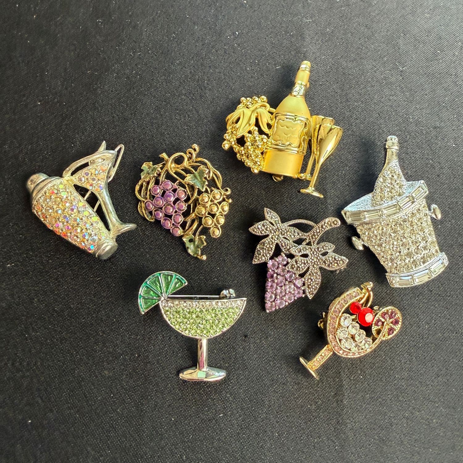 Jewelry Lot R0215 barware, grapes, brooches Jewelry Lot R0215 barware, grapes, brooches
