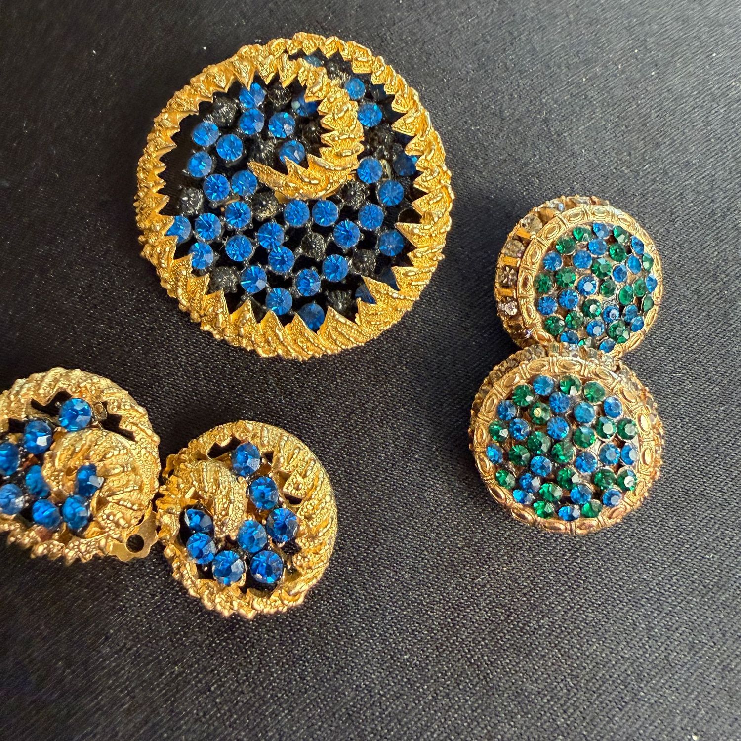 Jewelry Lot R0217 Lovely blue, green cluster clip earrings and brooch Jewelry Lot R0217 Lovely blue, green cluster clip earrings and brooch
