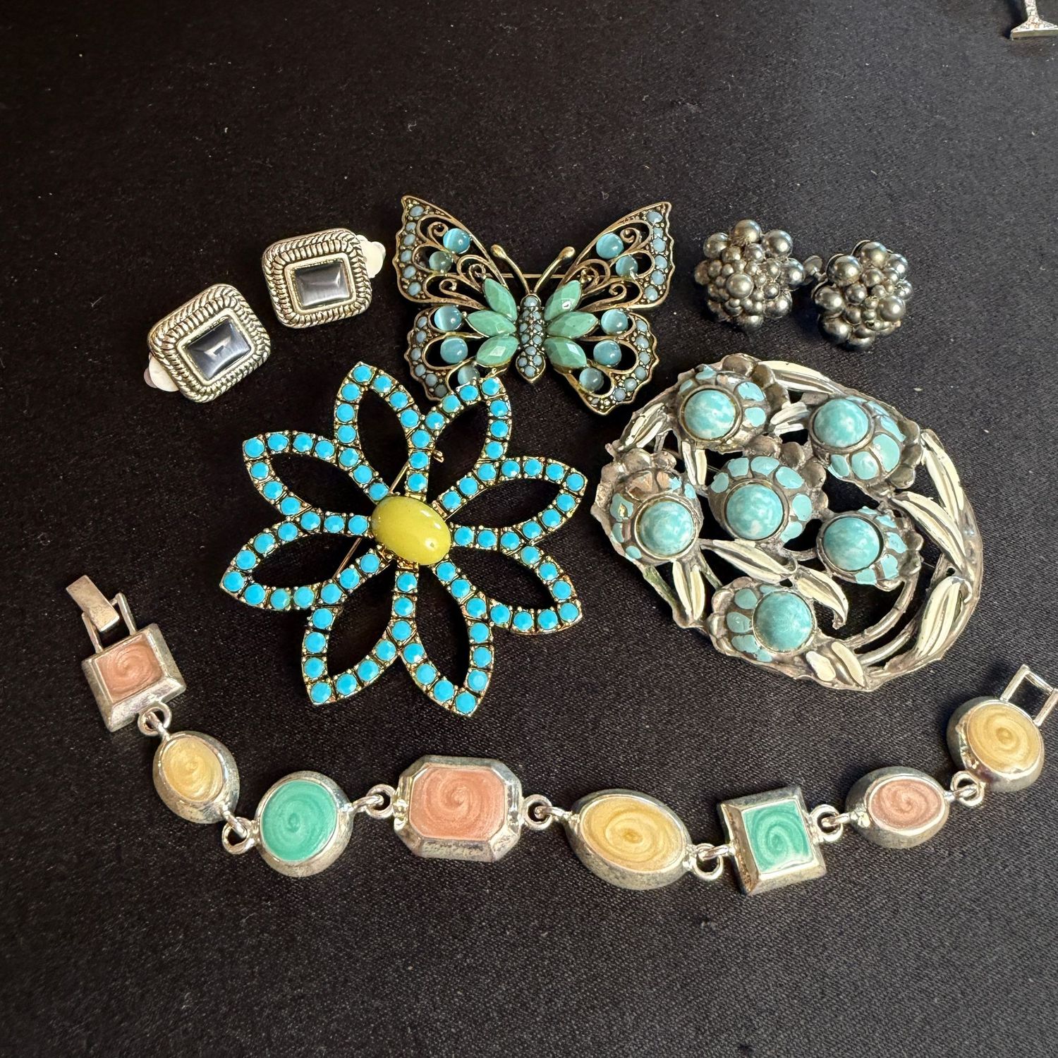 Jewelry Lot R0213 Vintage brooches, clip earrings, bracelet Jewelry Lot R0213 Vintage brooches, clip earrings, bracelet