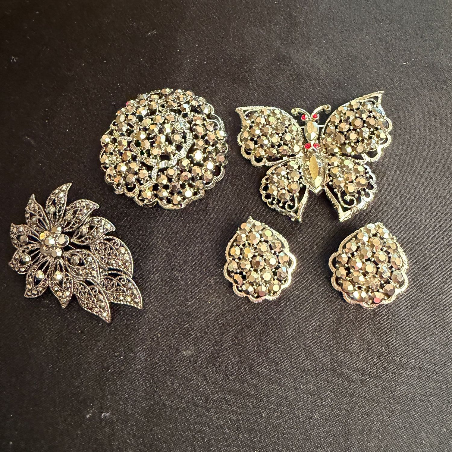 Jewelry Lot R0221 mostly hematite, Weiss, brooches, earrings Jewelry Lot R0221 mostly hematite, Weiss, brooches, earrings