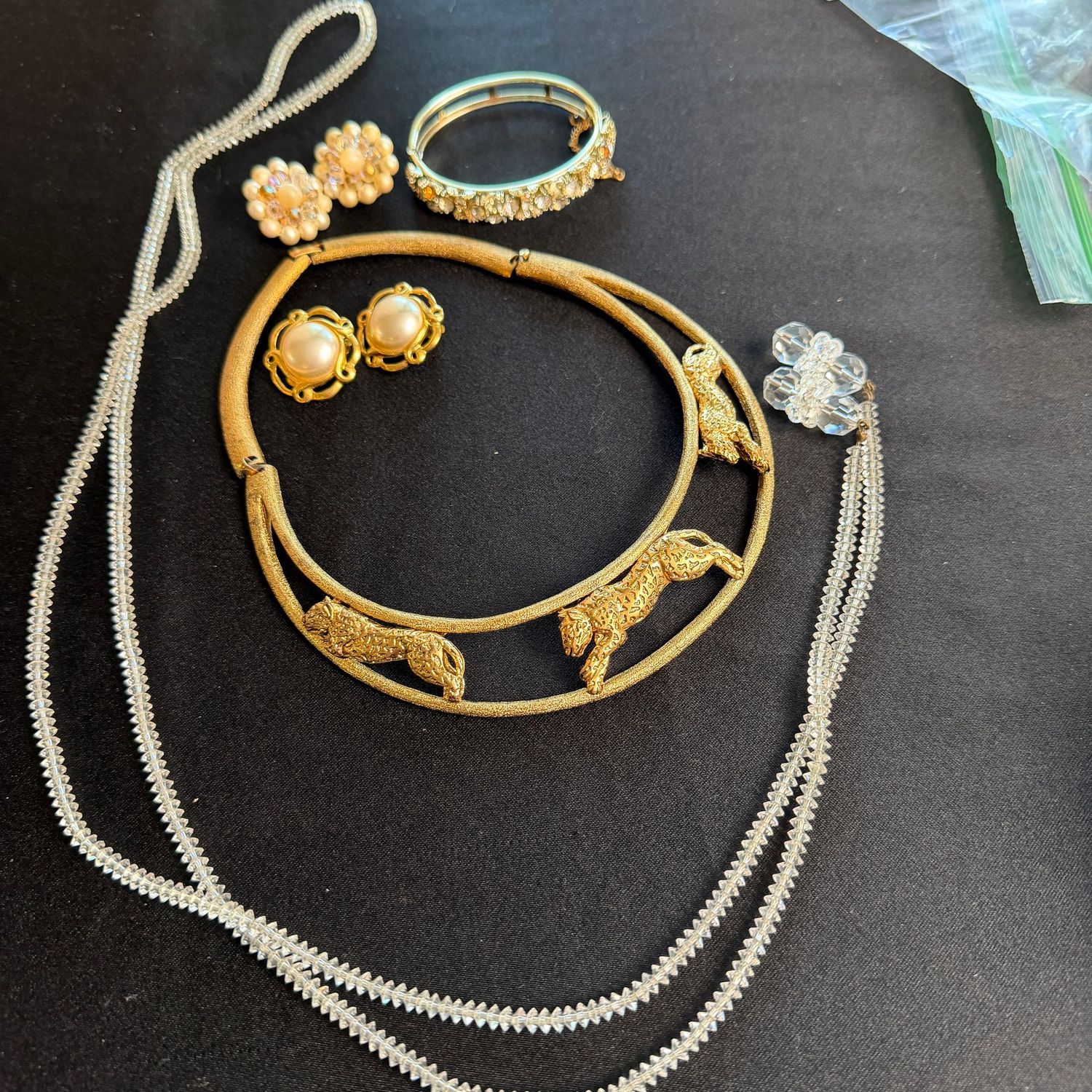 Jewelry Lot R0223 cheetah choker necklace, hinged bracelet, clip earrings Jewelry Lot R0223 cheetah choker necklace, hinged bracelet, clip earrings