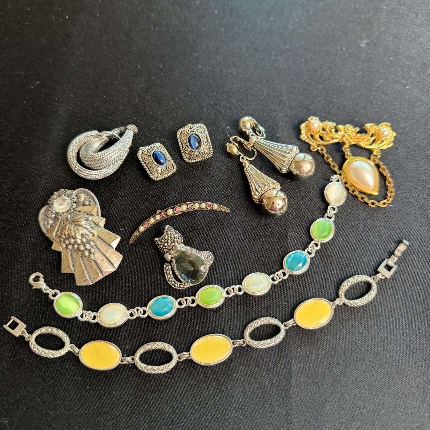 Jewelry Lot R0219 bracelets, clip-on earrings, brooches Jewelry Lot R0219 bracelets, clip-on earrings, brooches