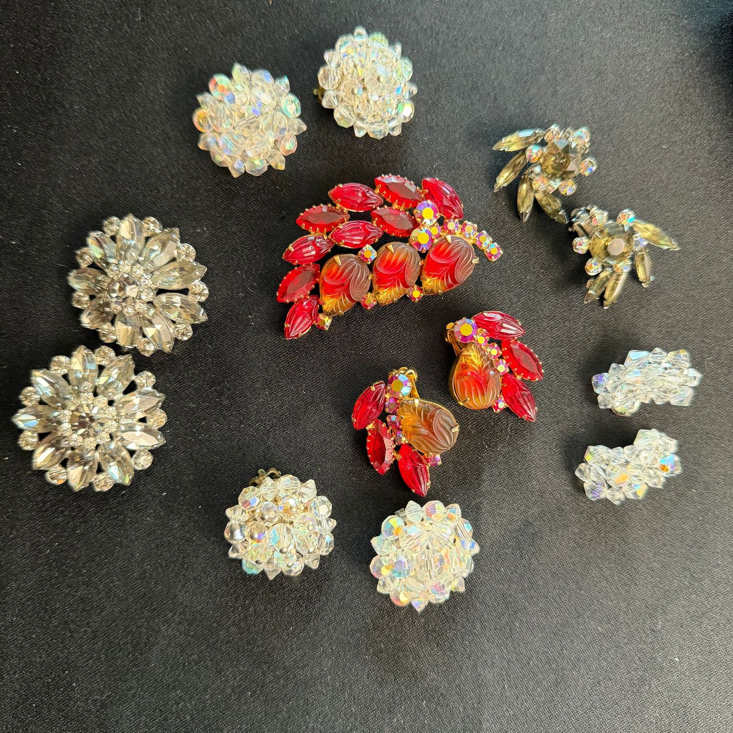 Jewelry Lot R0231 Clear, Rhinestone, and ruby cluster earrings, and brooch Jewelry Lot R0231 Clear, Rhinestone, and ruby cluster earrings, and brooch