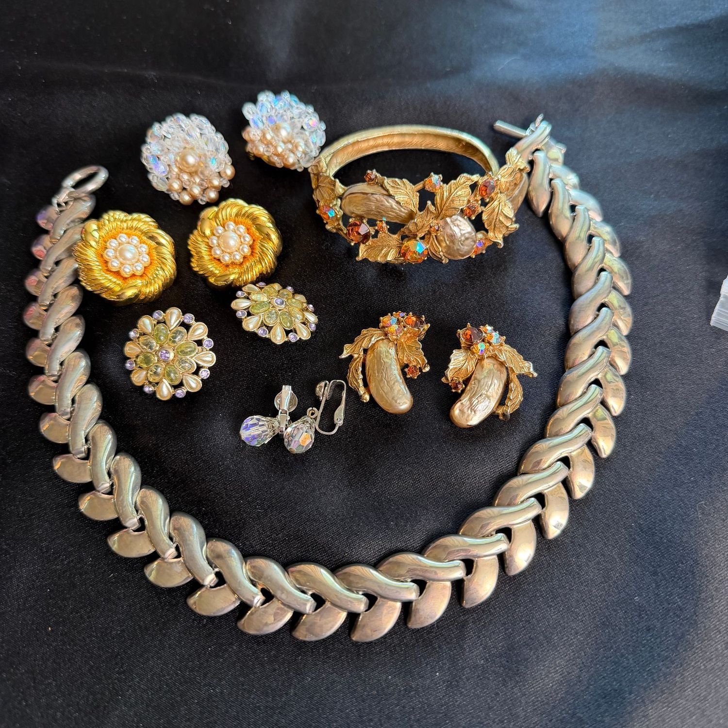 Jewelry Lot R0227 clip earrings, choker necklace, HAR dragon's tooth earrings and bracelet Jewelry Lot R0227 clip earrings, choker necklace, HAR dragon's tooth earrings and bracelet