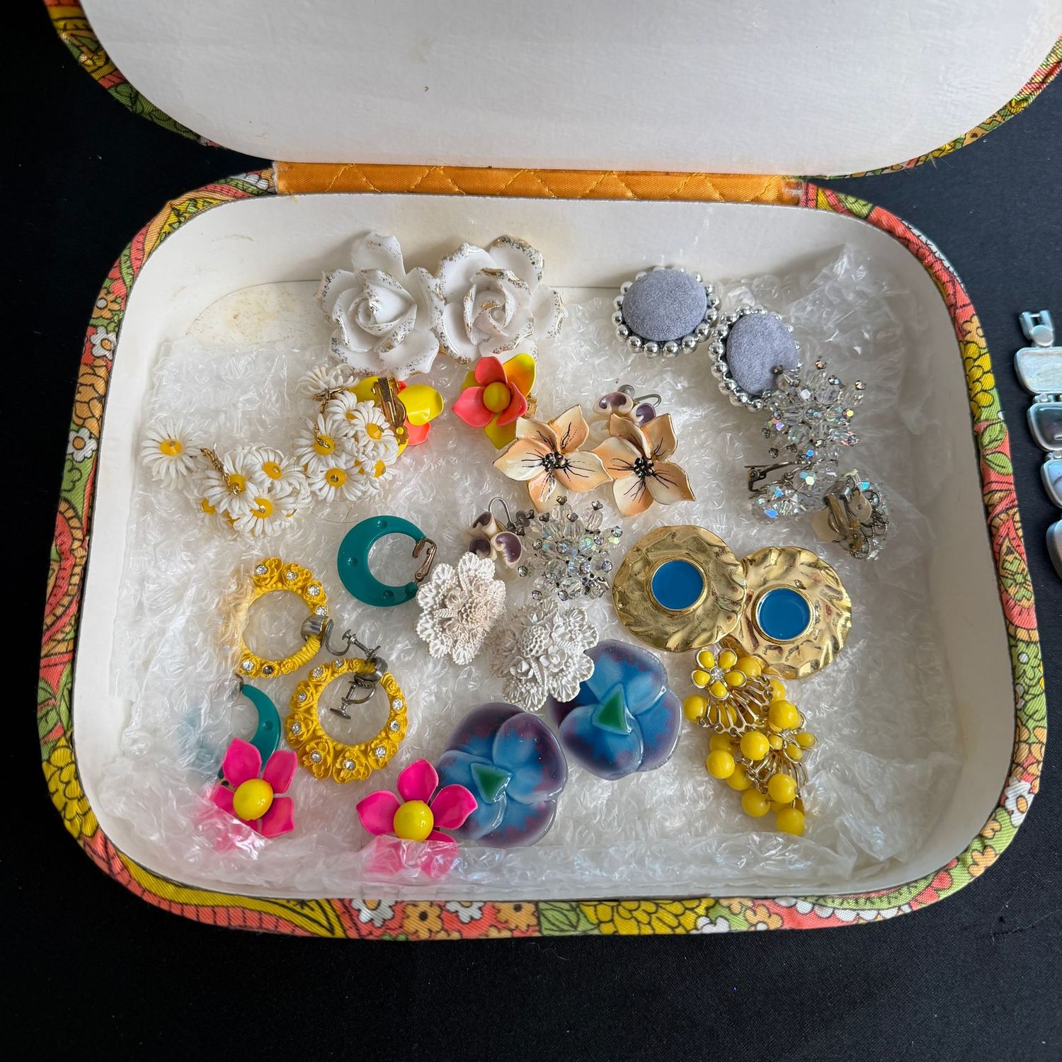 Jewelry Lot R0236 vintage box of vintage earrings Jewelry Lot R0236 vintage box of vintage earrings