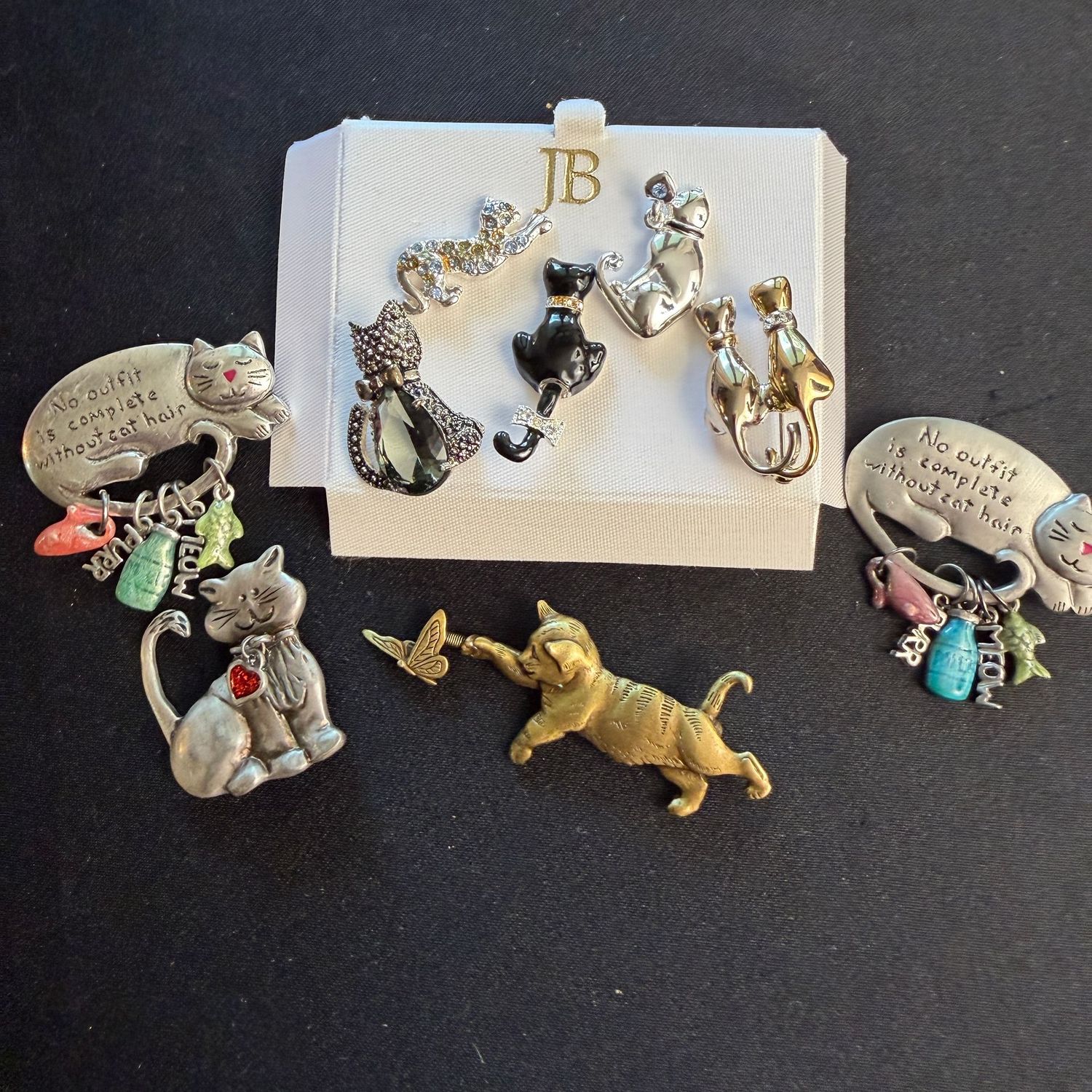 Jewelry Lot R0239 Group of cat pins and brooches Jewelry Lot R0239 Group of cat pins and brooches