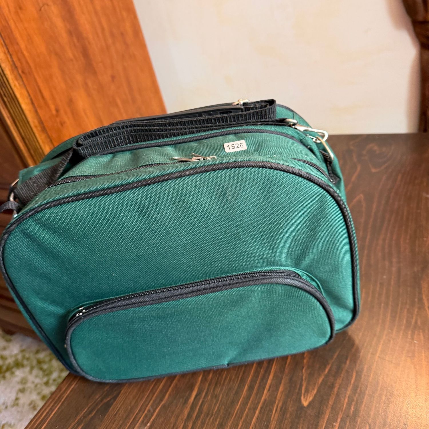Green insulated picnic pack with serving pieces, S1526 Green insulated picnic pack with serving pieces, S1526