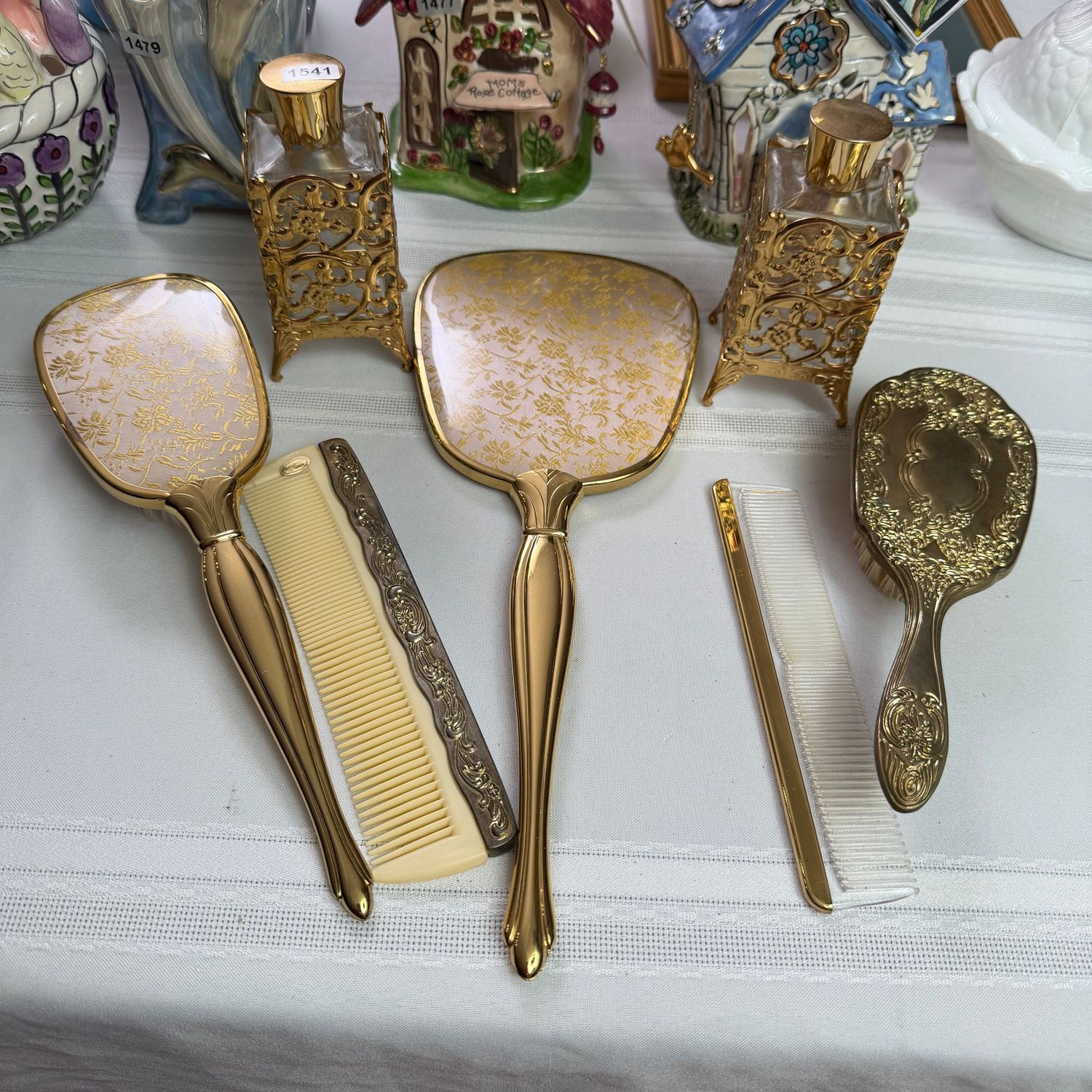Vintage-style gold and silver vanity set with mirror, brushes, combs, bottles, S1541 Vintage-style gold and silver vanity set with mirror, brushes, combs, bottles, S1541