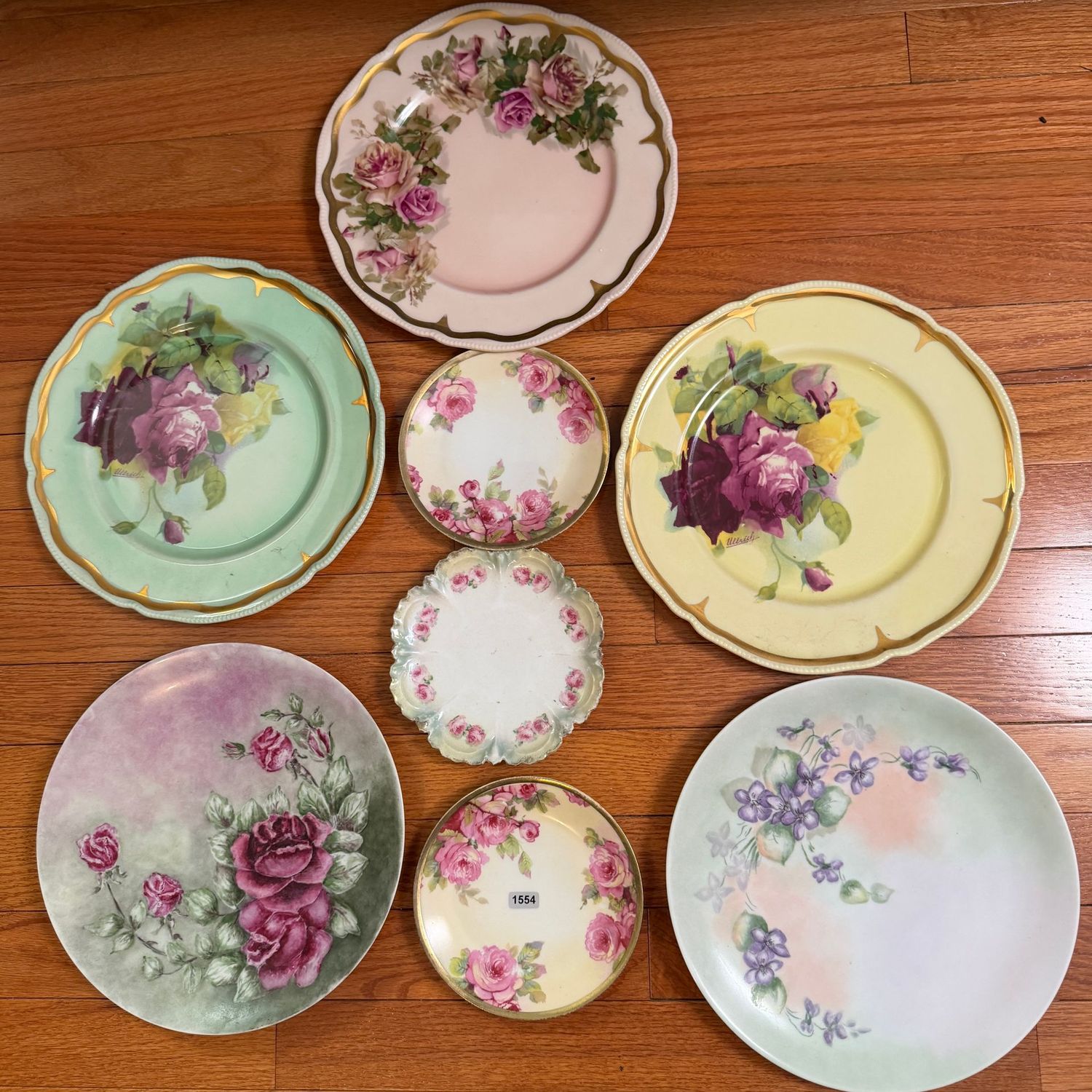 Decorative grouping of vintage floral plates, up to 10 Decorative grouping of vintage floral plates, up to 10", S1554
