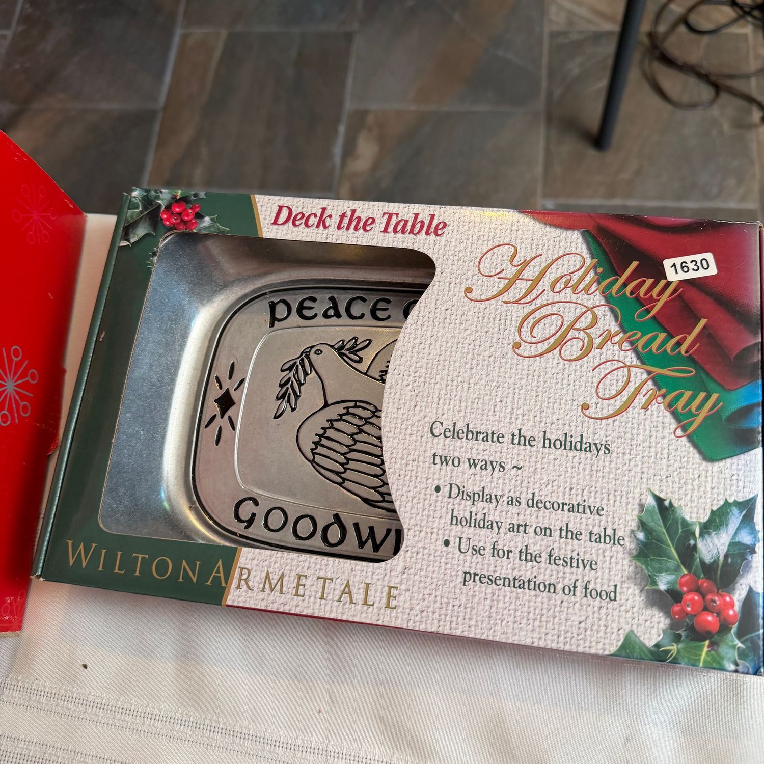 Wilton Armetale Holiday Bread Tray S1630