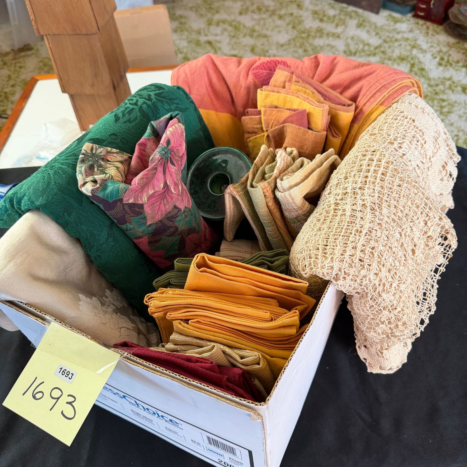 Box of table linens, fall and Christmas-themed, S1693