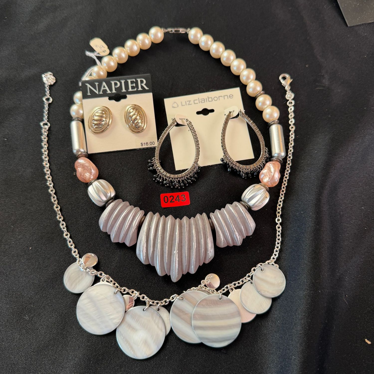 Jewelry Lot R0243, Napier, Liz Claiborne, necklaces Jewelry Lot R0243, Napier, Liz Claiborne, necklaces