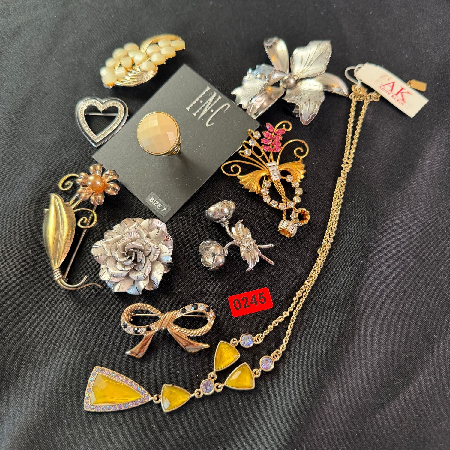 Jewelry Lot R0245 size 7 ring, brooches, necklace Jewelry Lot R0245 size 7 ring, brooches, necklace