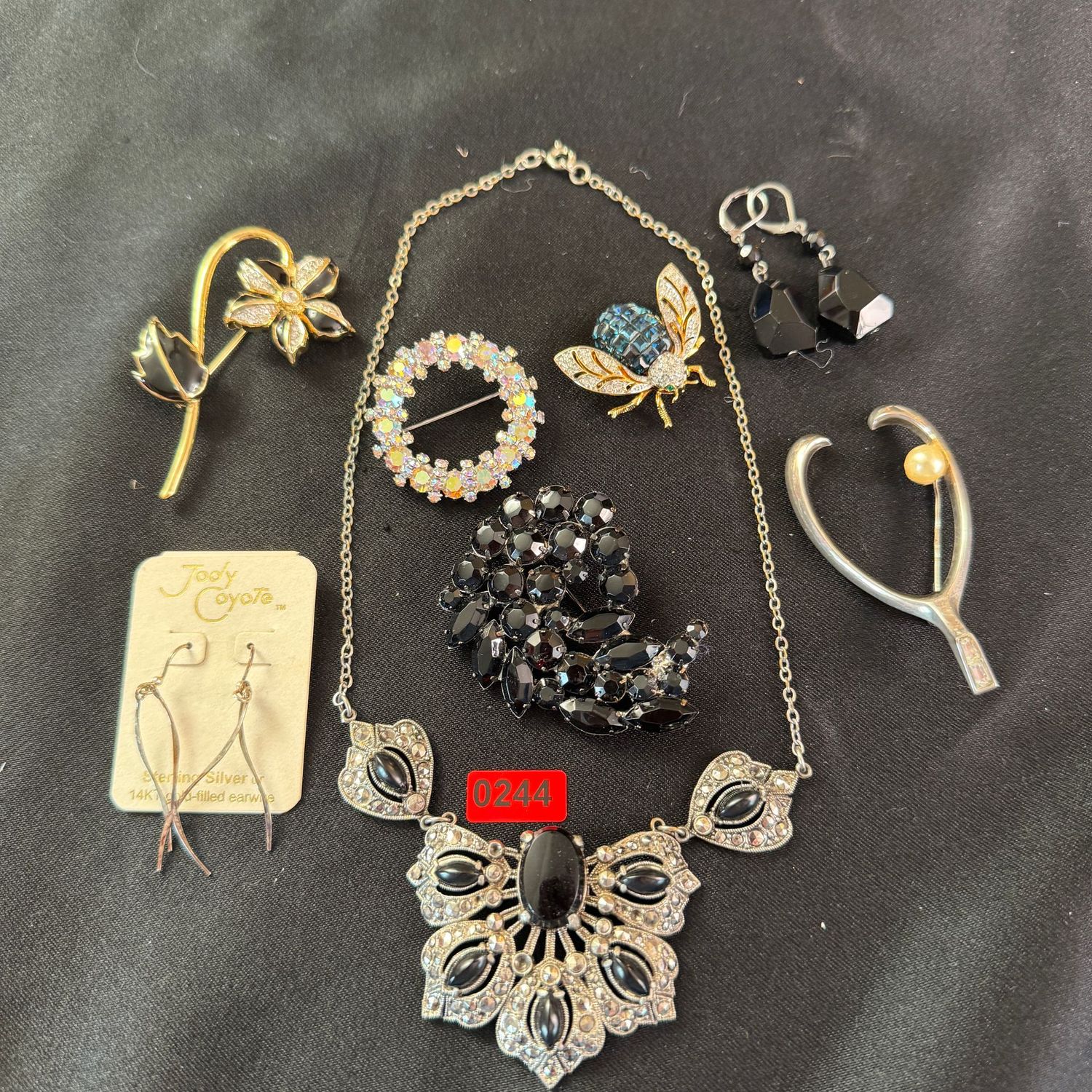 Jewelry Lot R0244, brooches, earrings, bold necklace Jewelry Lot R0244, brooches, earrings, bold necklace