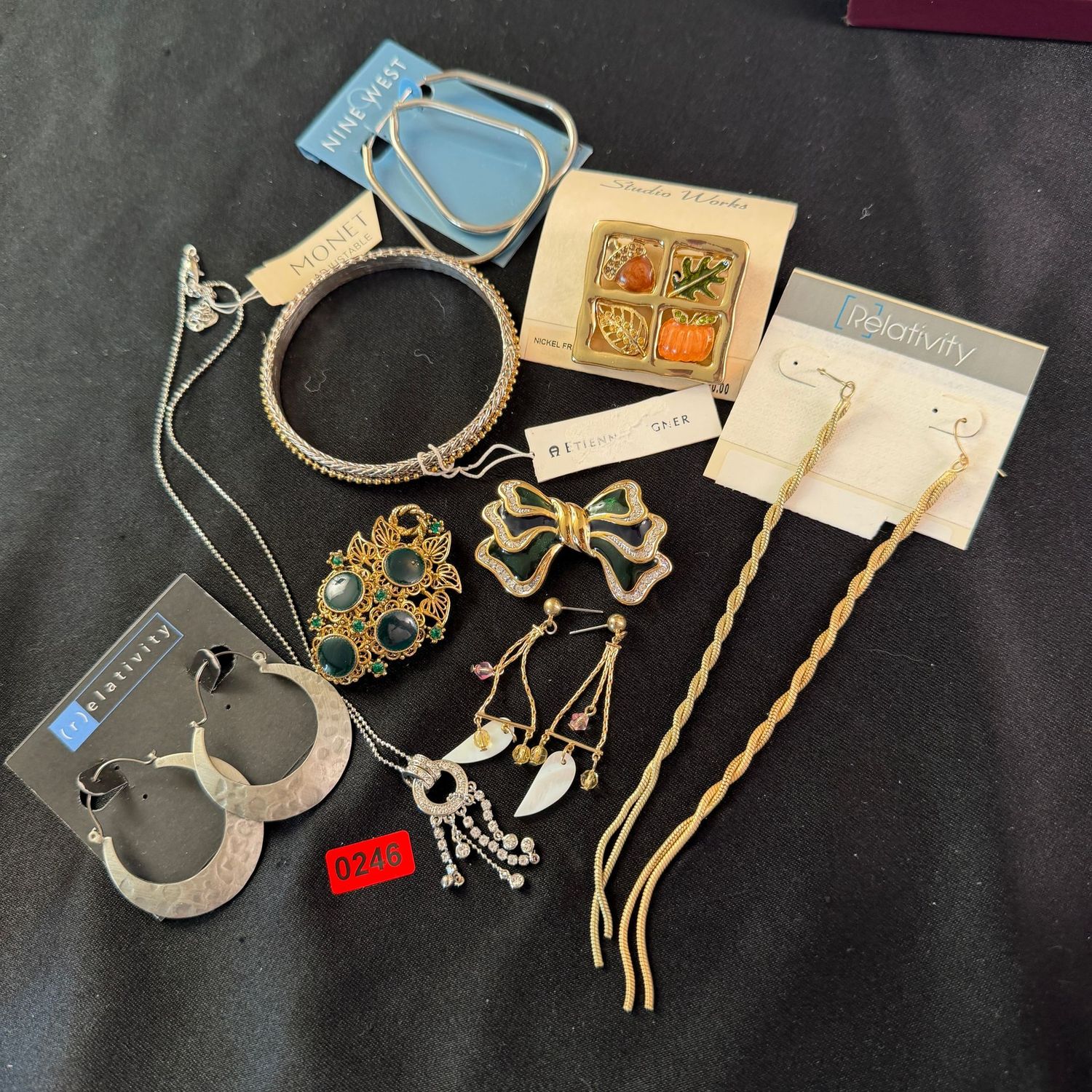 Jewelry Lot R0246 earrings, bracelet, brooches Jewelry Lot R0246 earrings, bracelet, brooches