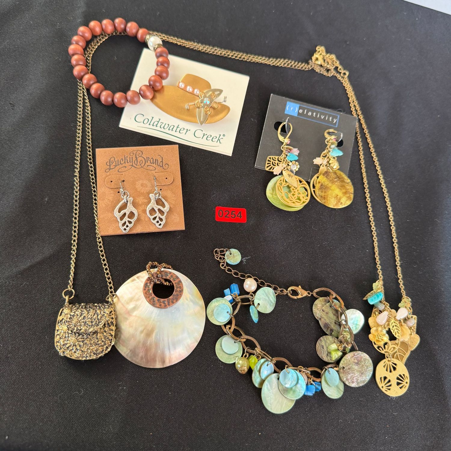 Jewelry Lot R0254 rustic-style necklaces, bracelet, pierced earrings, and Coldwater Creek hat brooch Jewelry Lot R0254 rustic-style necklaces, bracelet, pierced earrings, and Coldwater Creek hat brooch