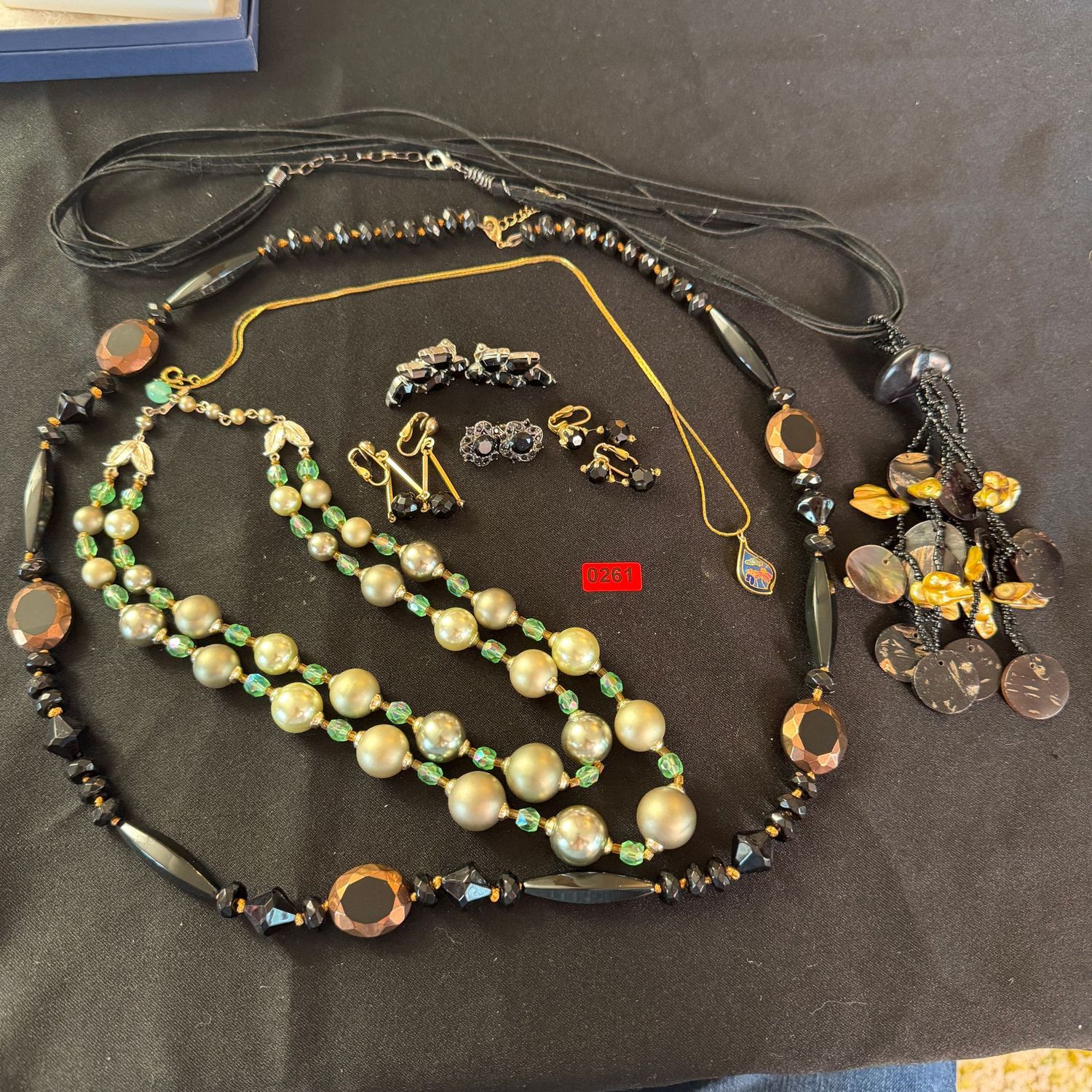 Jewelry Lot R0261 necklaces, clip earrings Jewelry Lot R0261 necklaces, clip earrings