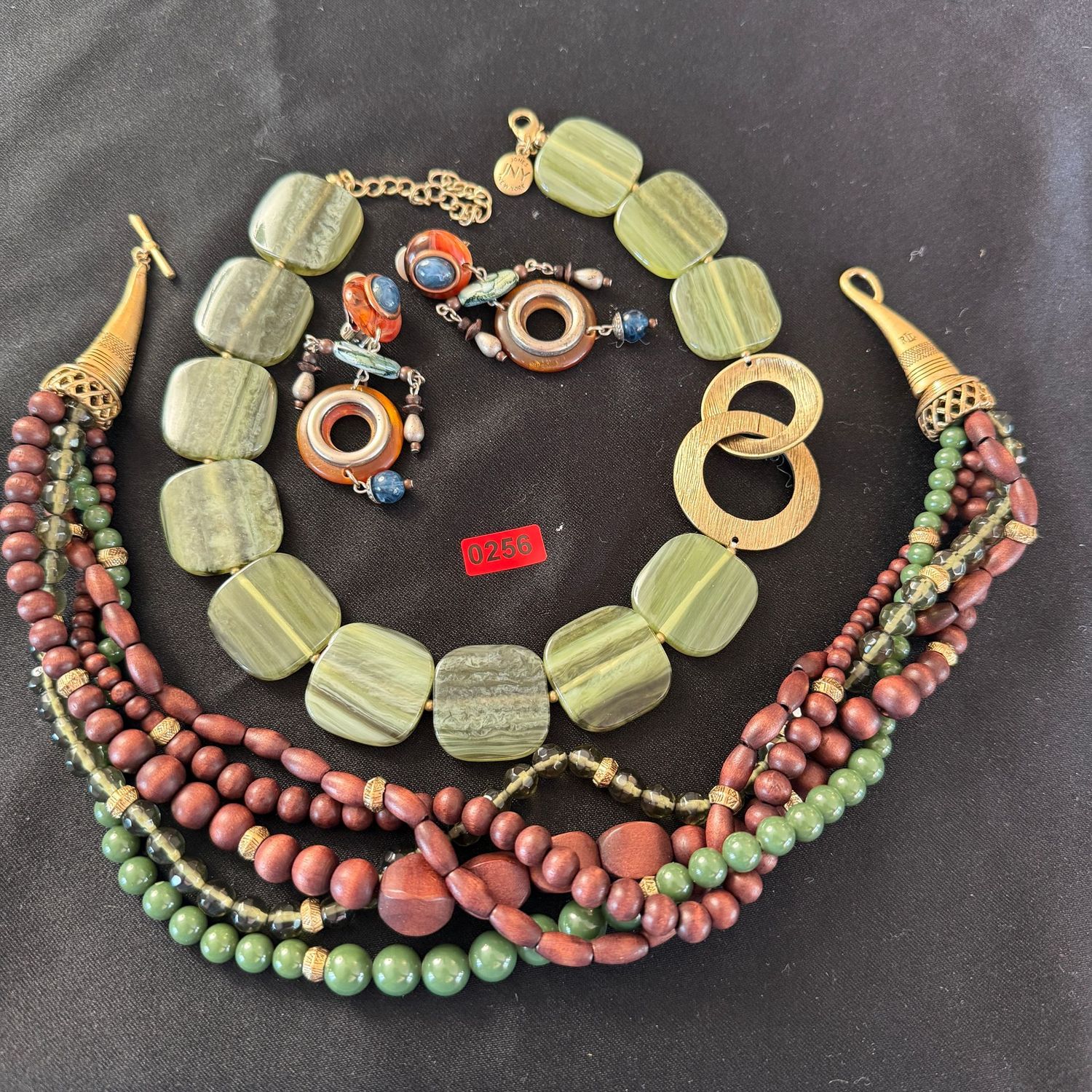 Jewelry Lot R0256 earth-tone clip earrings, multi-strand Lauren, and chunky bead choker necklaces Jewelry Lot R0256 earth-tone clip earrings, multi-strand Lauren, and chunky bead choker necklaces